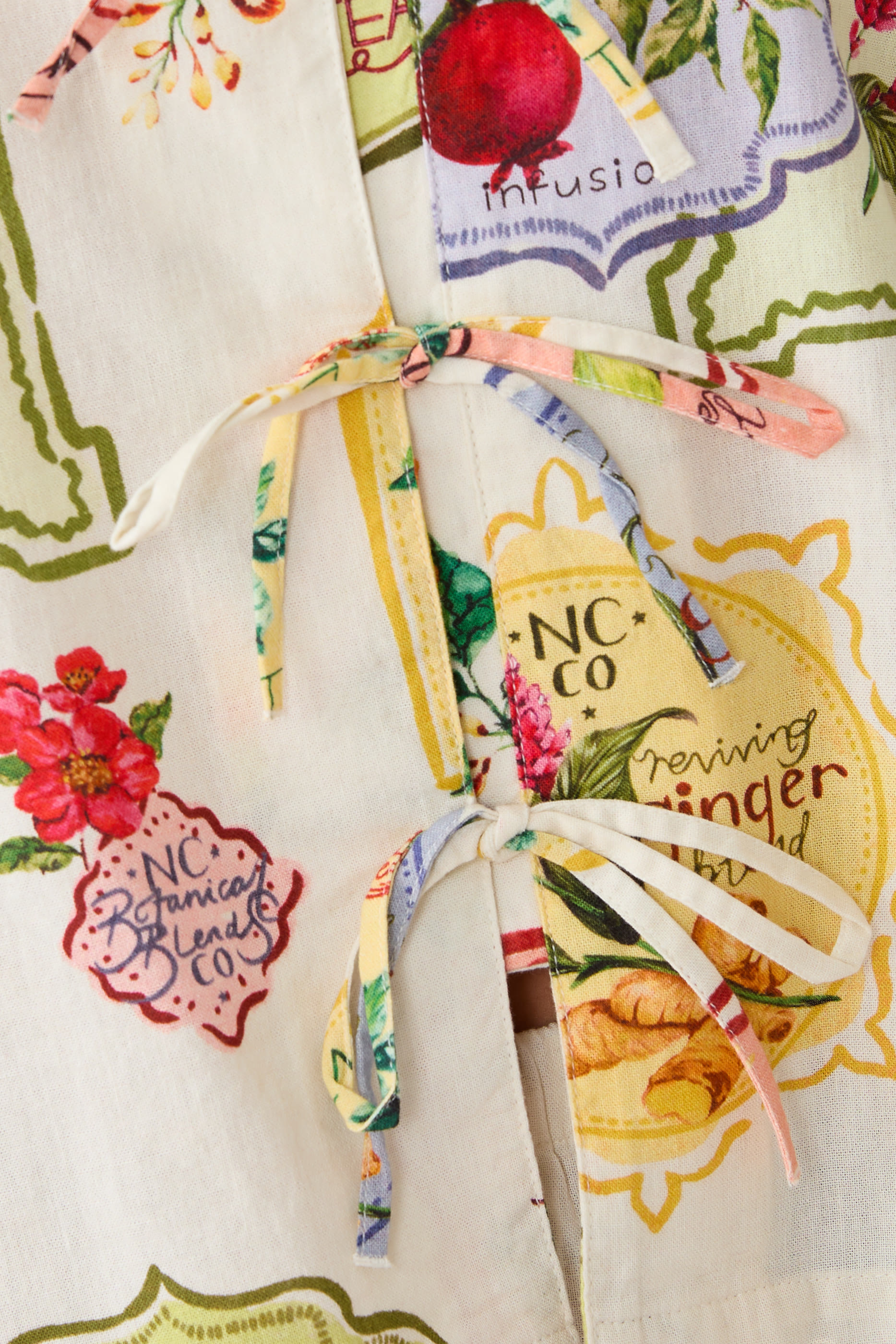 قميص بطبعة ريترو وربطة في الأمام