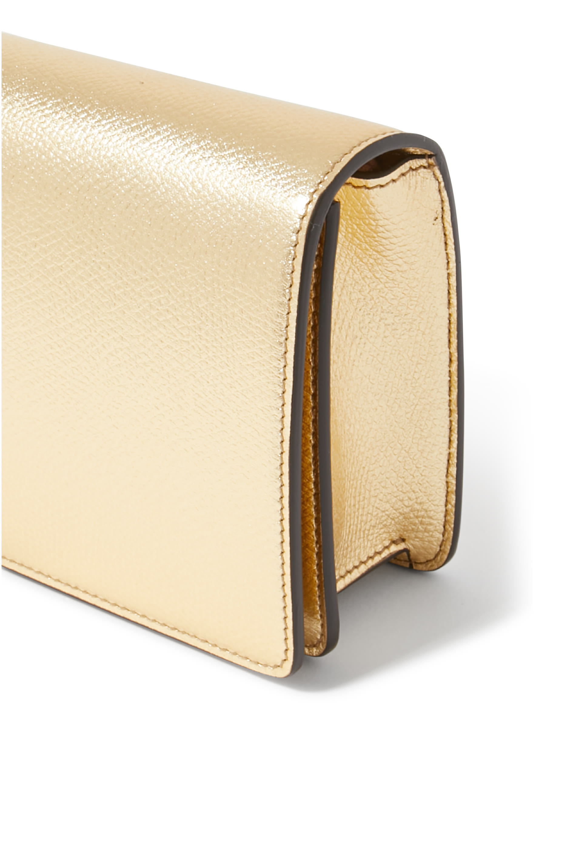 حقيبة صغيرة بشعار الماركة