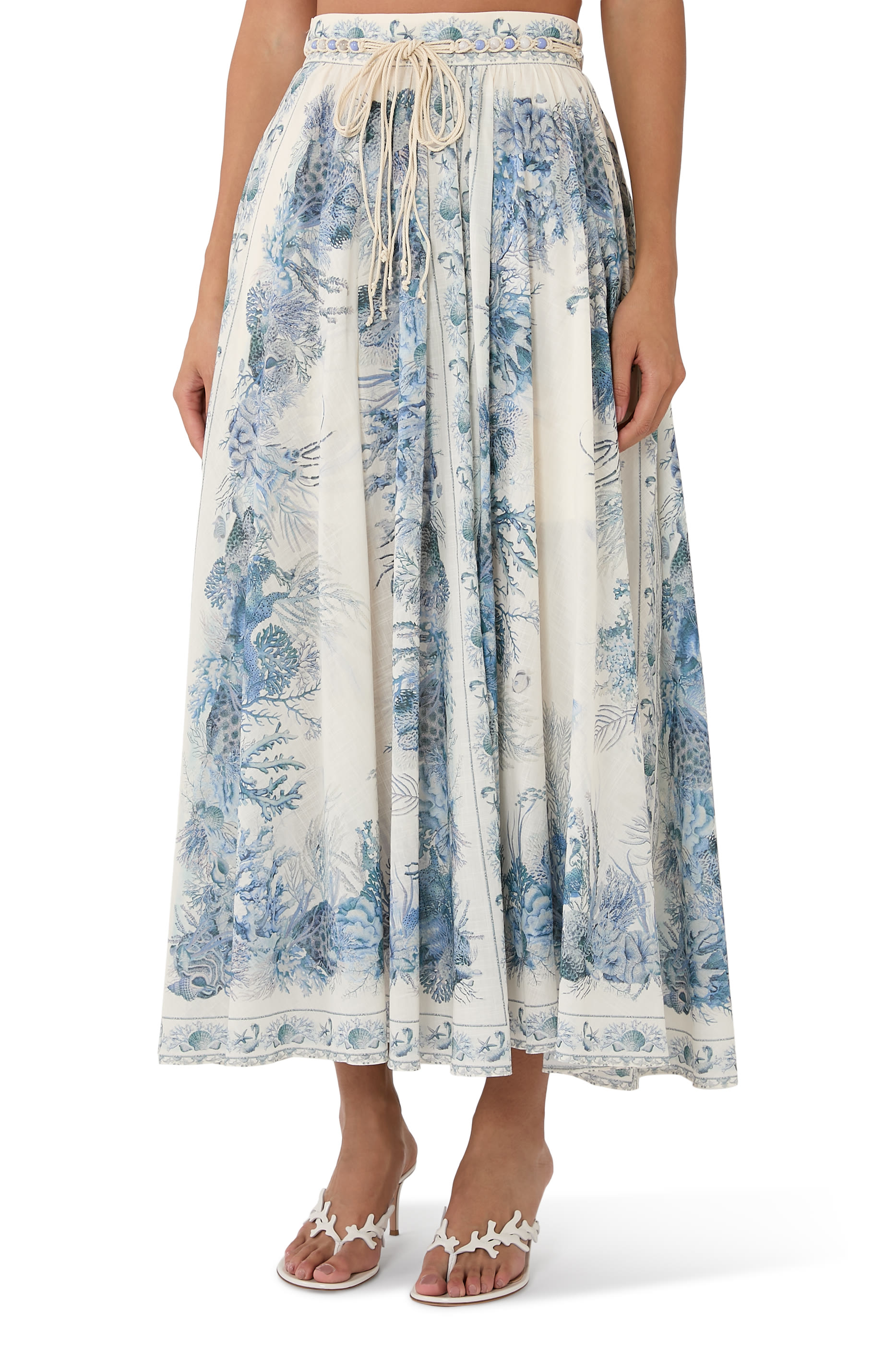 تنورة وندرلاست بقصة طويلة واسعة نحو الأسفل