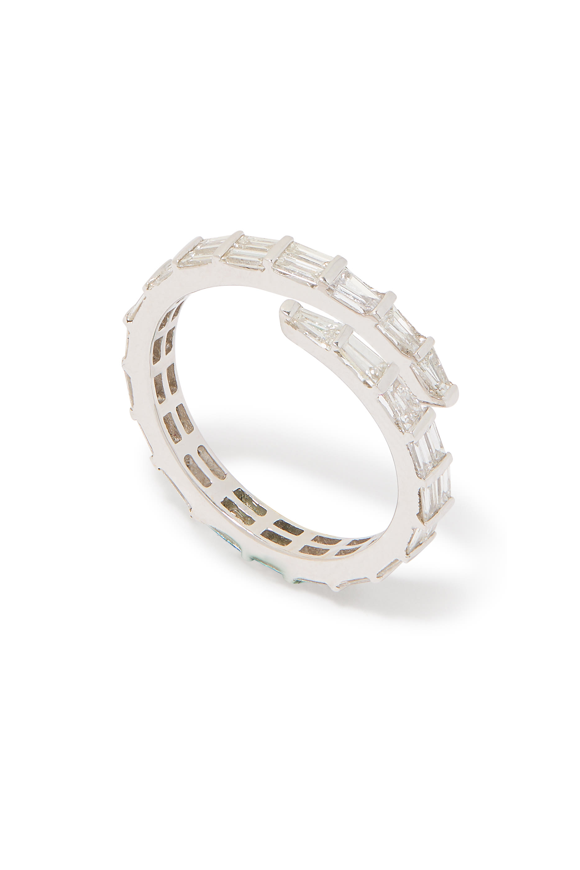 خاتم خنصر بتصميم ملفوف من طبقتين بماس مستطيل، ذهب أبيض عيار 18