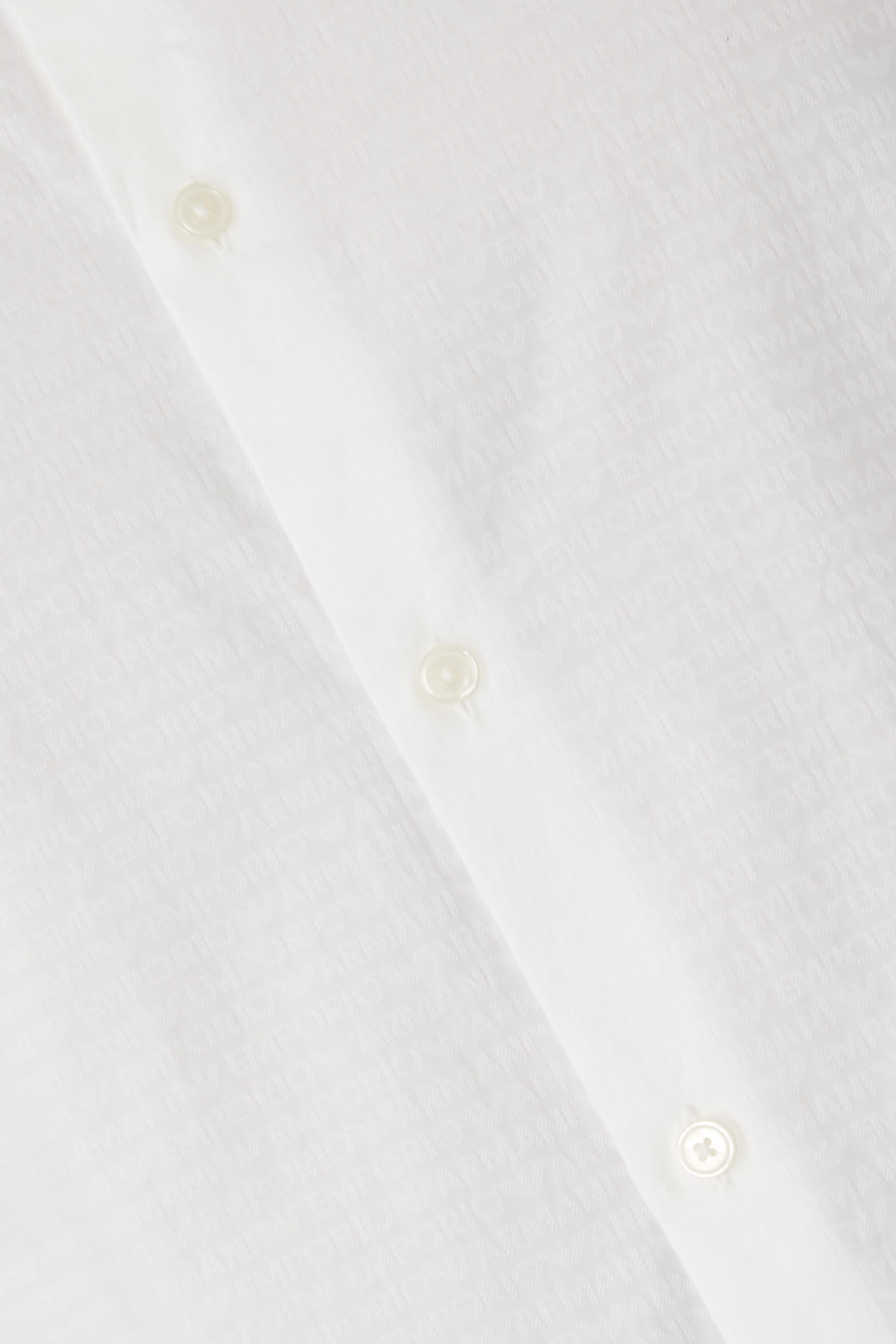 قميص بأكمام طويلة وشعار الماركة بحجم صغير