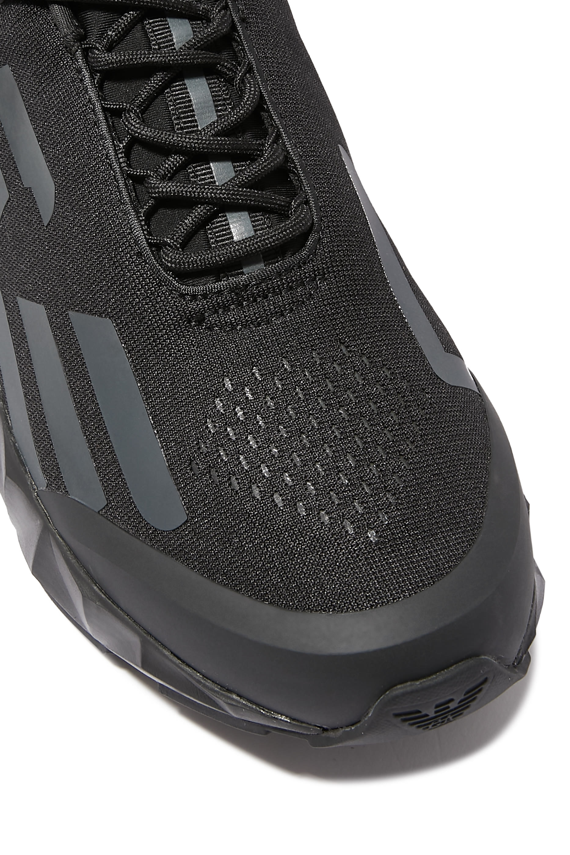 سنيكرز التيميت سي 2 كومبات بشعار الماركة