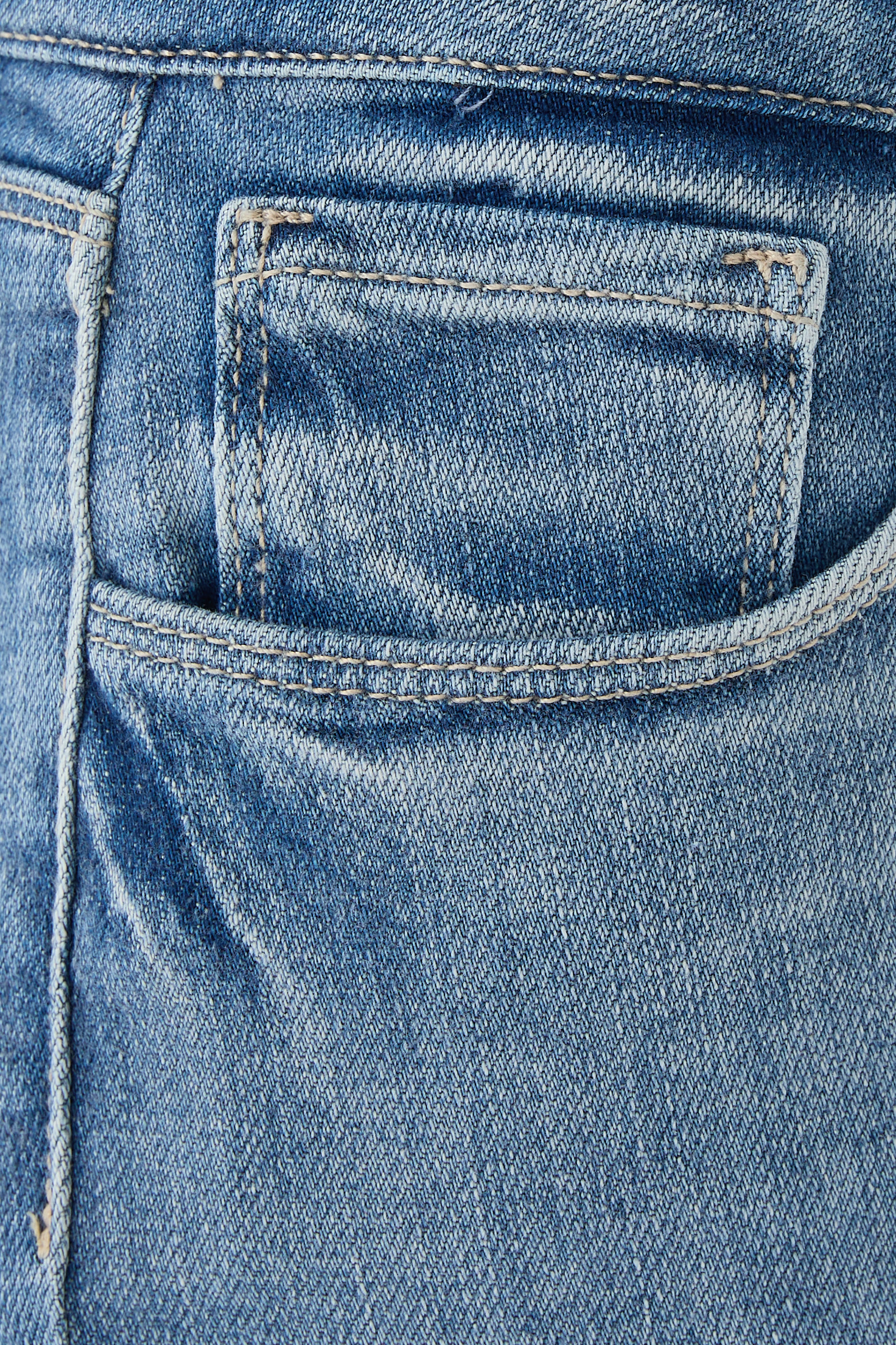 بنطال جينز كارا بقصة بوت وخصر مرتفع