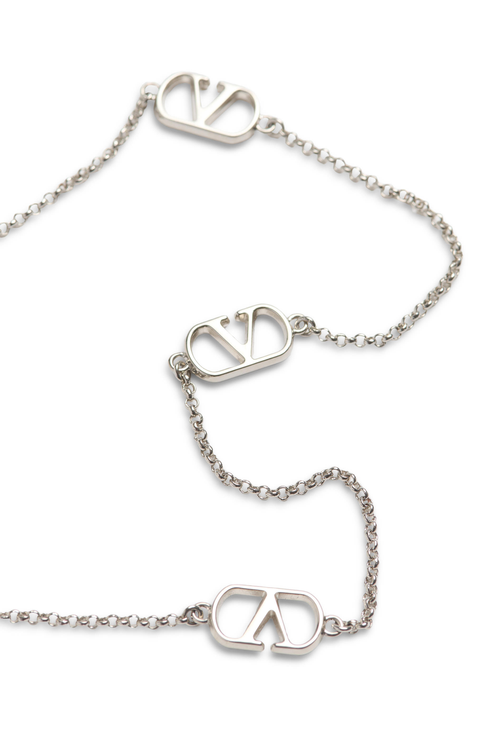 قلادة بشعار الماركة مرصعة بلآلئ سواروفسكي