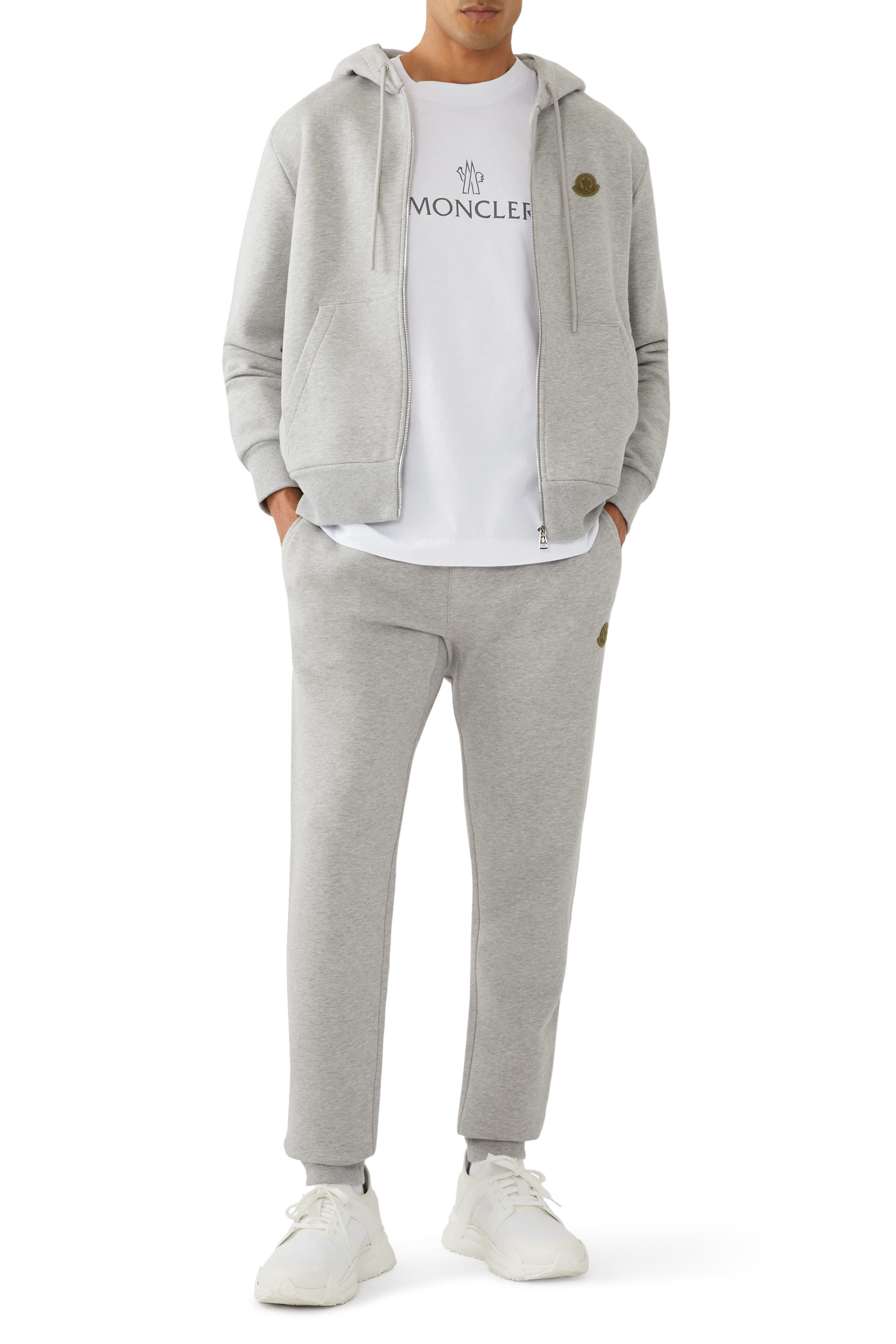 تيشيرت بياقة ضيقة ونقشة شعار الماركة