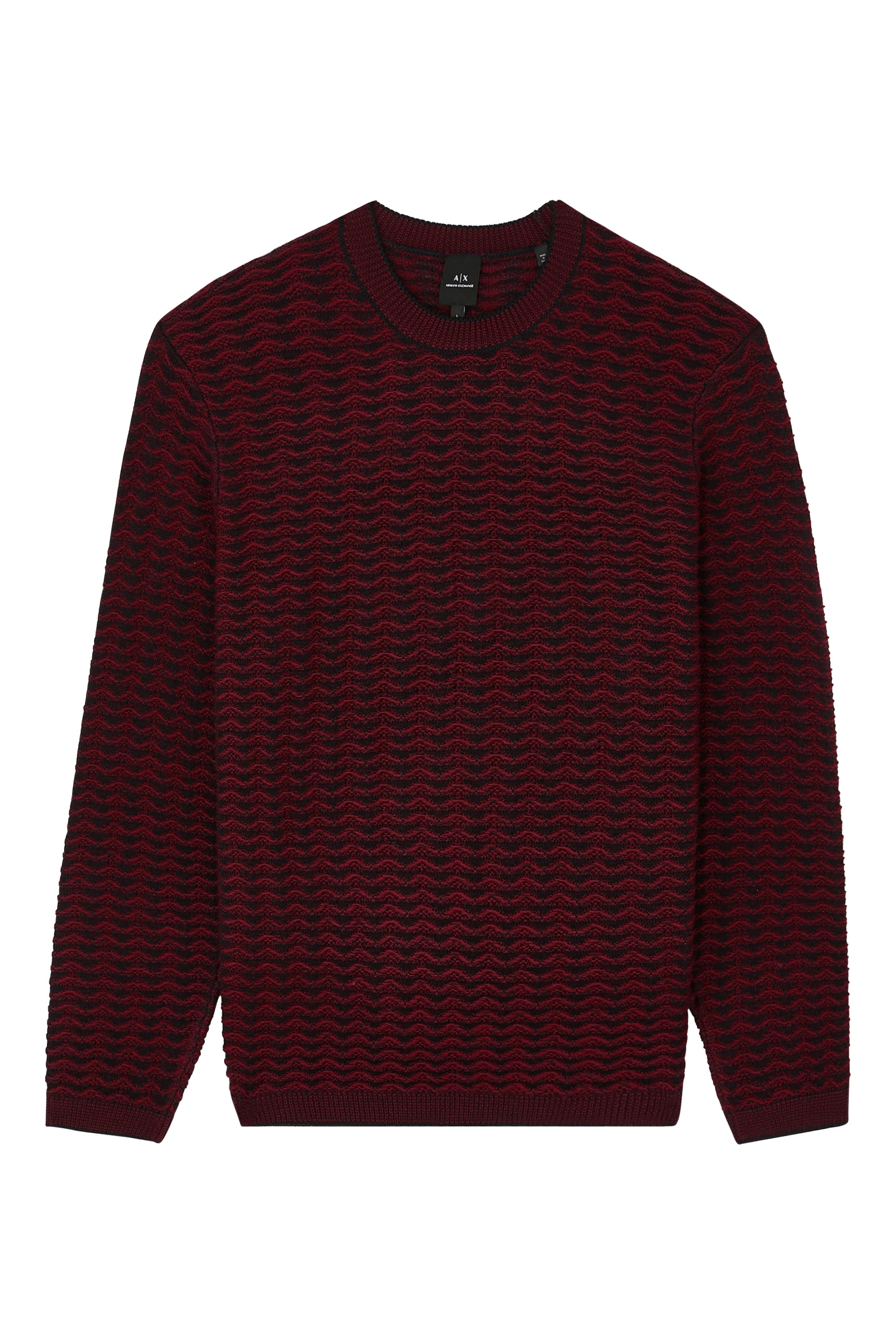 كنزة بتصميم جامعي مزينة بشعار الماركة