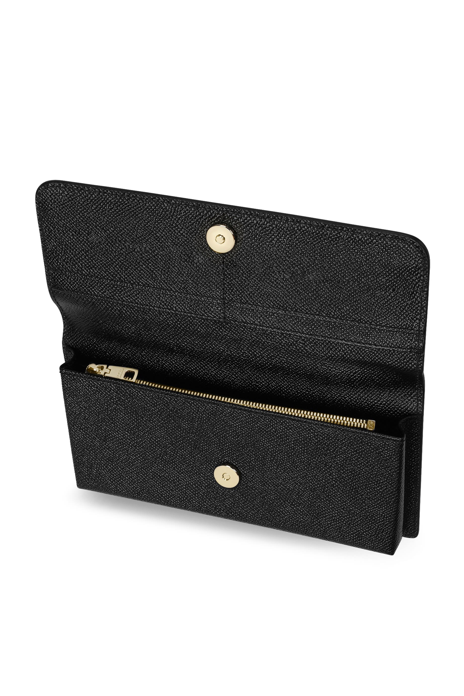 حقيبة صغيرة بشعار الماركة