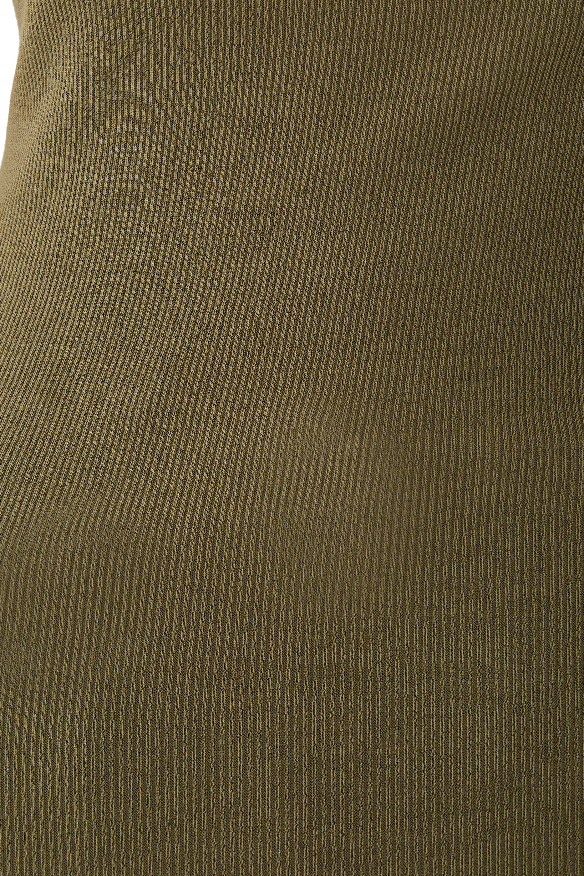 بلوزة مضلعة بلا أكمام