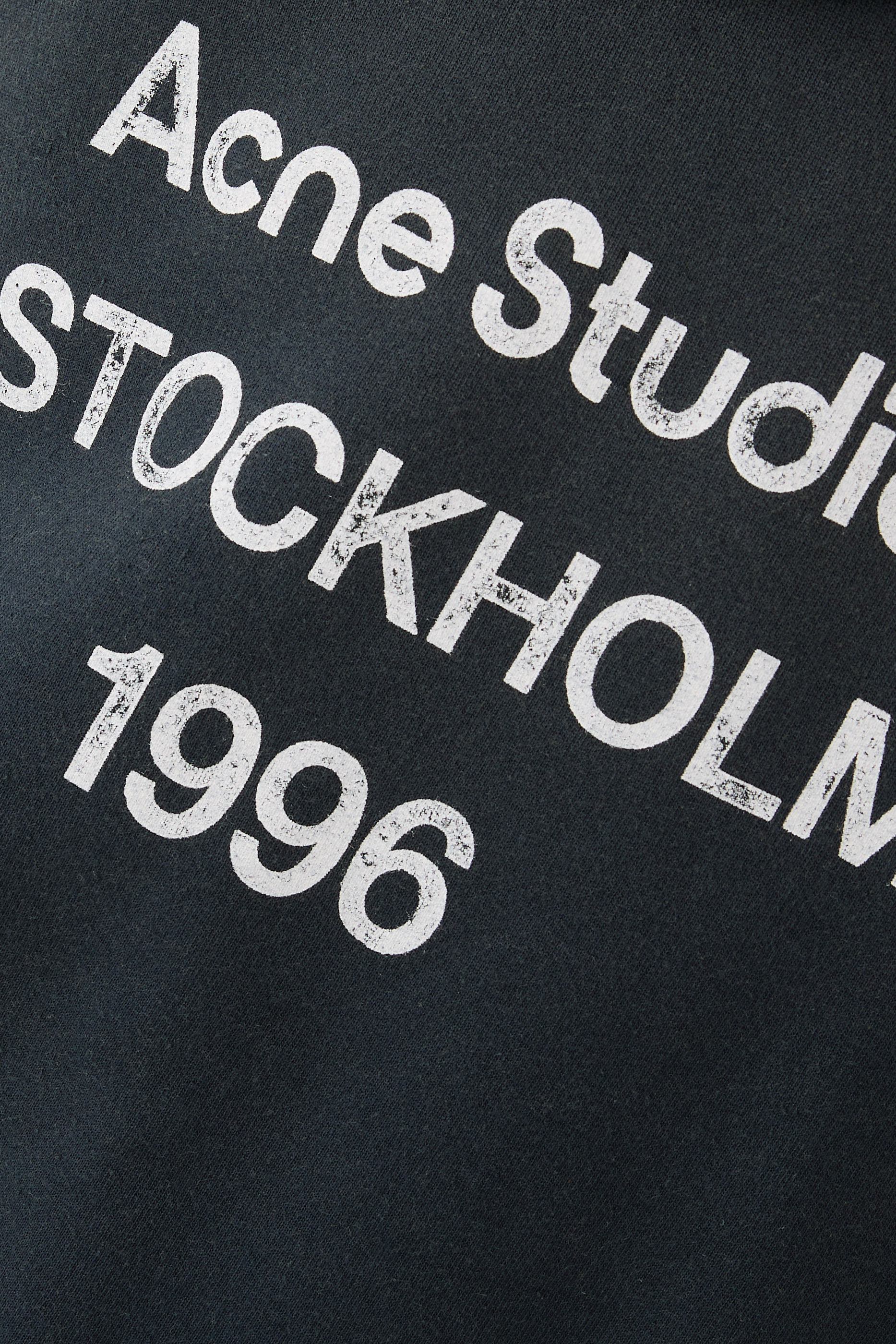 كنزة بغطاء رأس وشعار الماركة