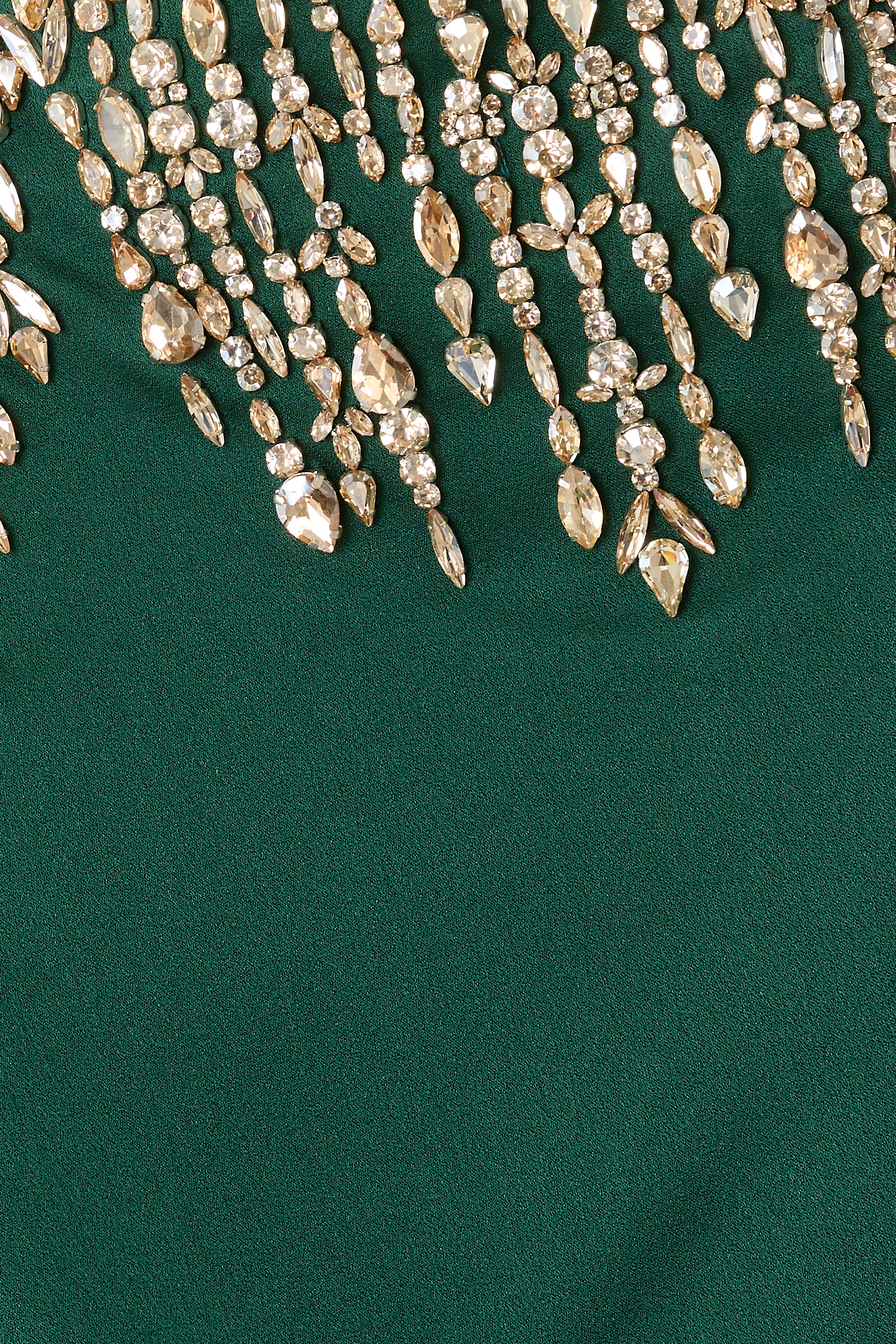 فستان طويل بأكمام طويلة