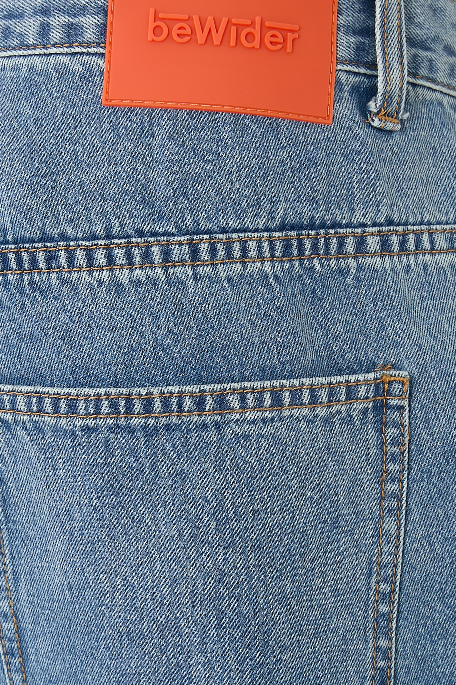 بنطال جينز بقصة واسعة