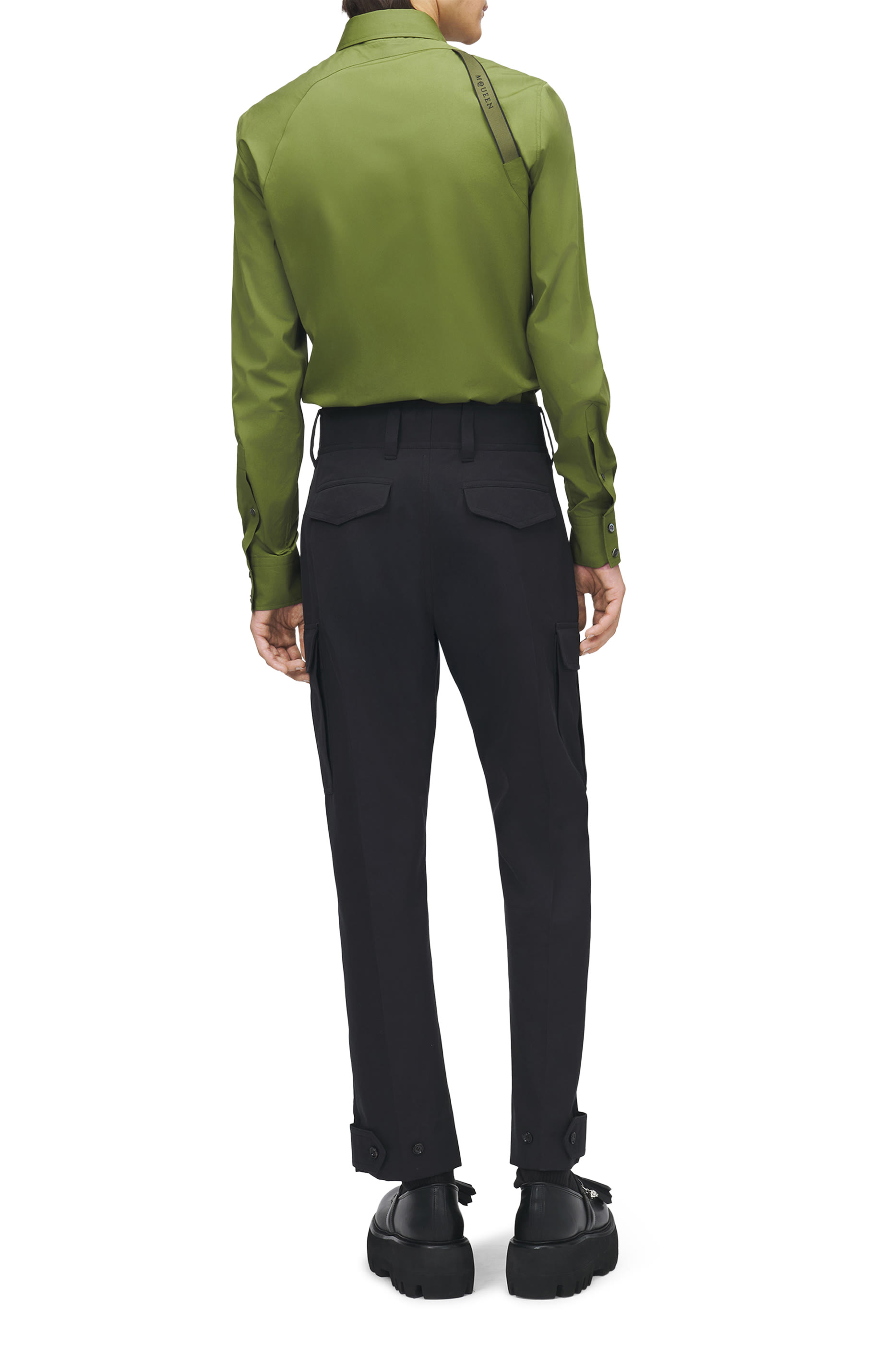 قميص بشريط محفور بشعار الماركة