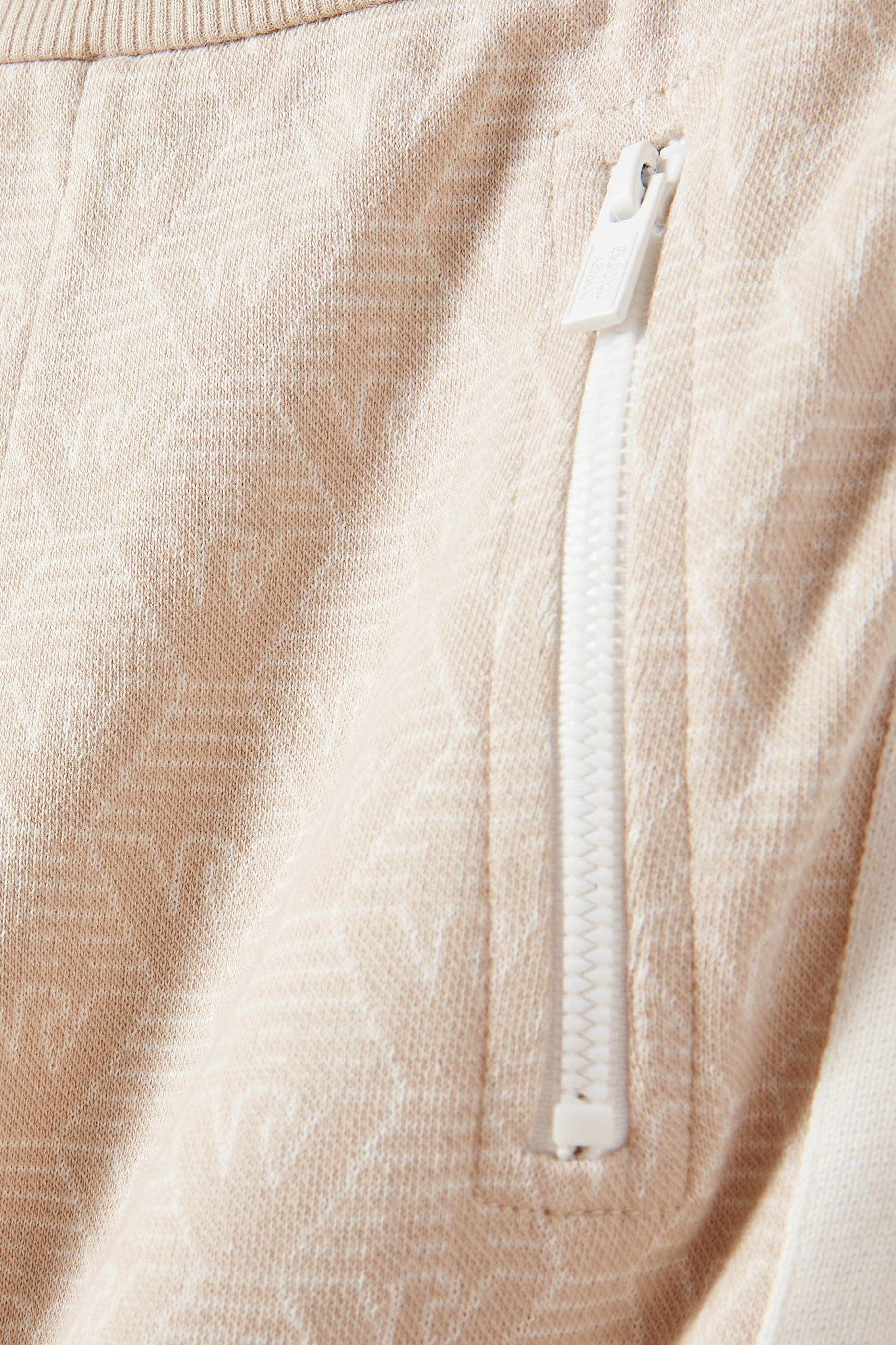 شورت مزين بالكامل بطبعة شعار الماركة للأطفال