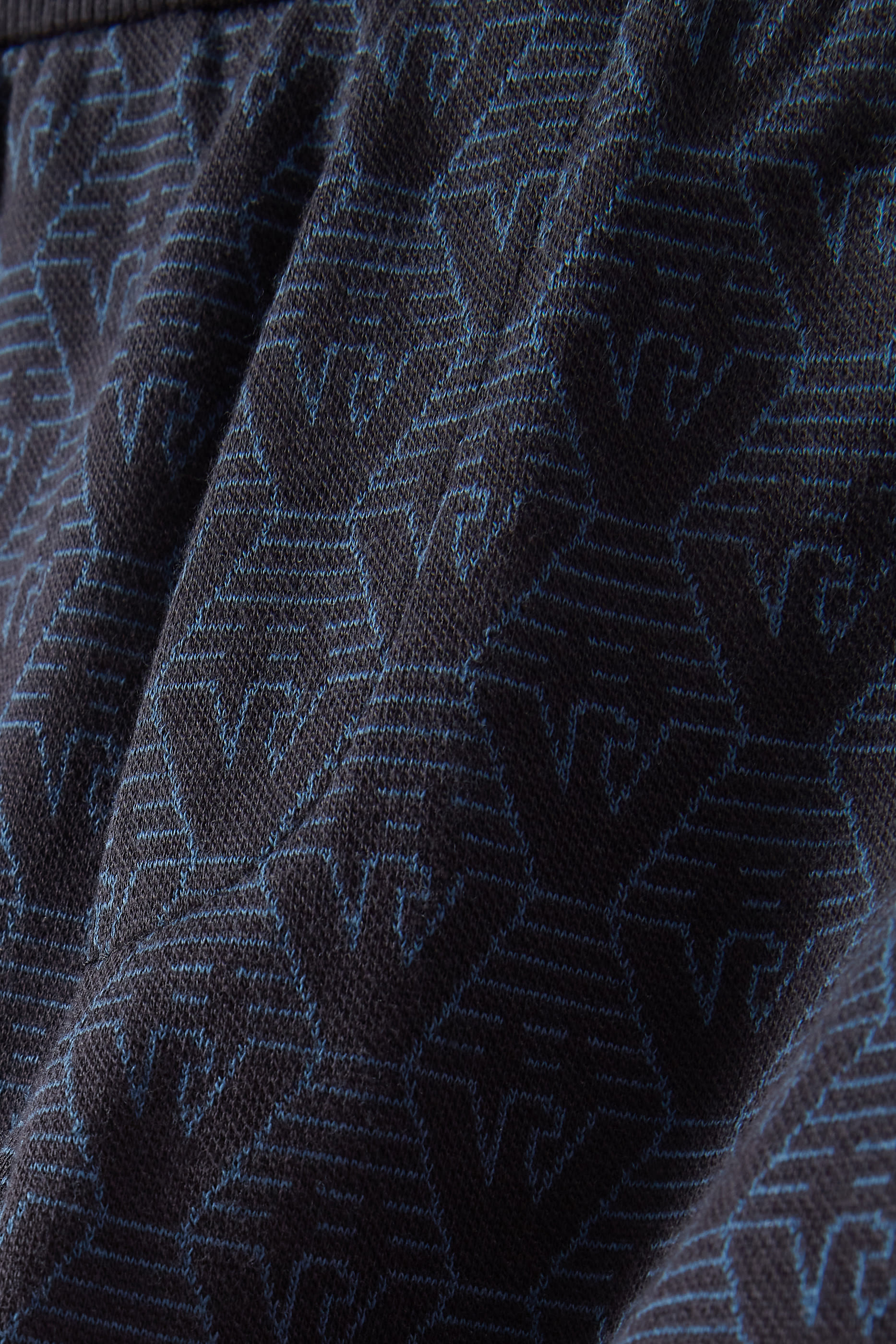 شورت مزين بالكامل بطبعة شعار الماركة للأطفال