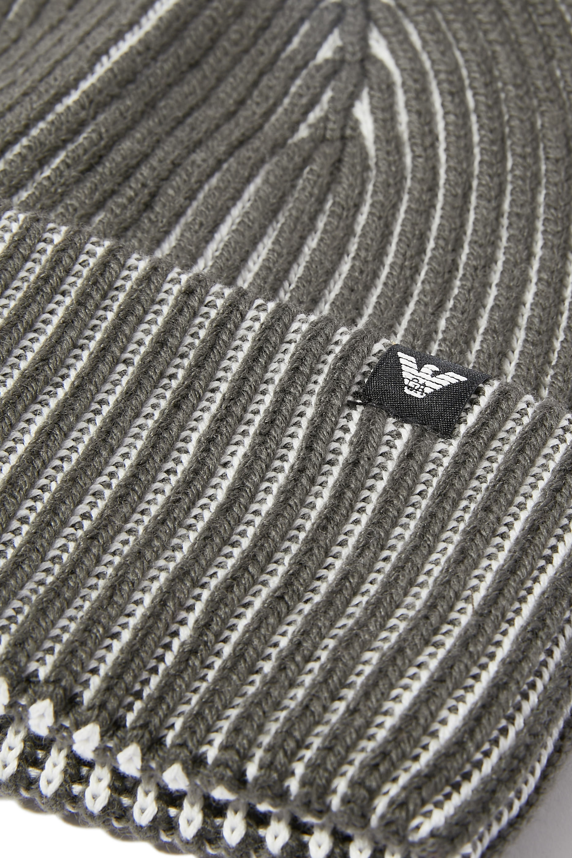 قبعة بيني مضلعة برقعة شعار الماركة بحجم صغير