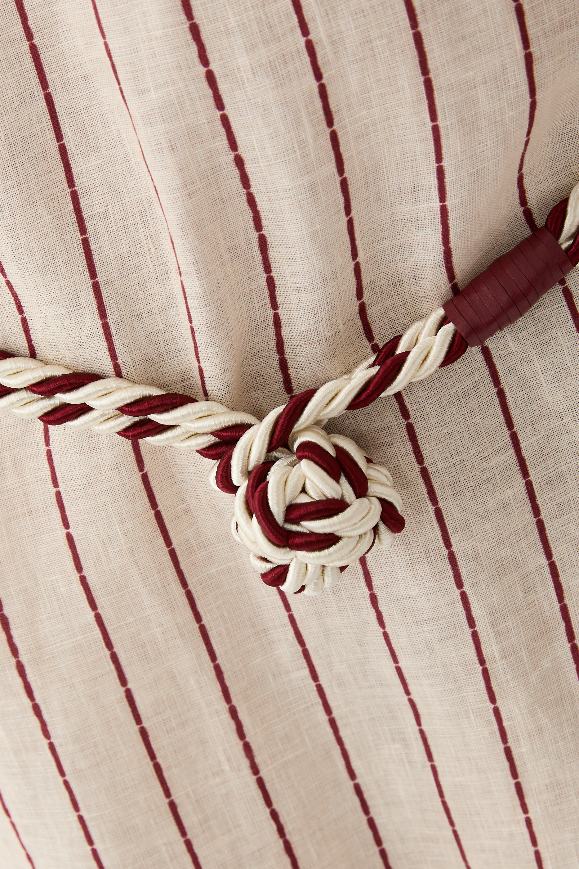 فستان مجموعة ريزورت كابسول بطبعة خطوط رفيعة كتان