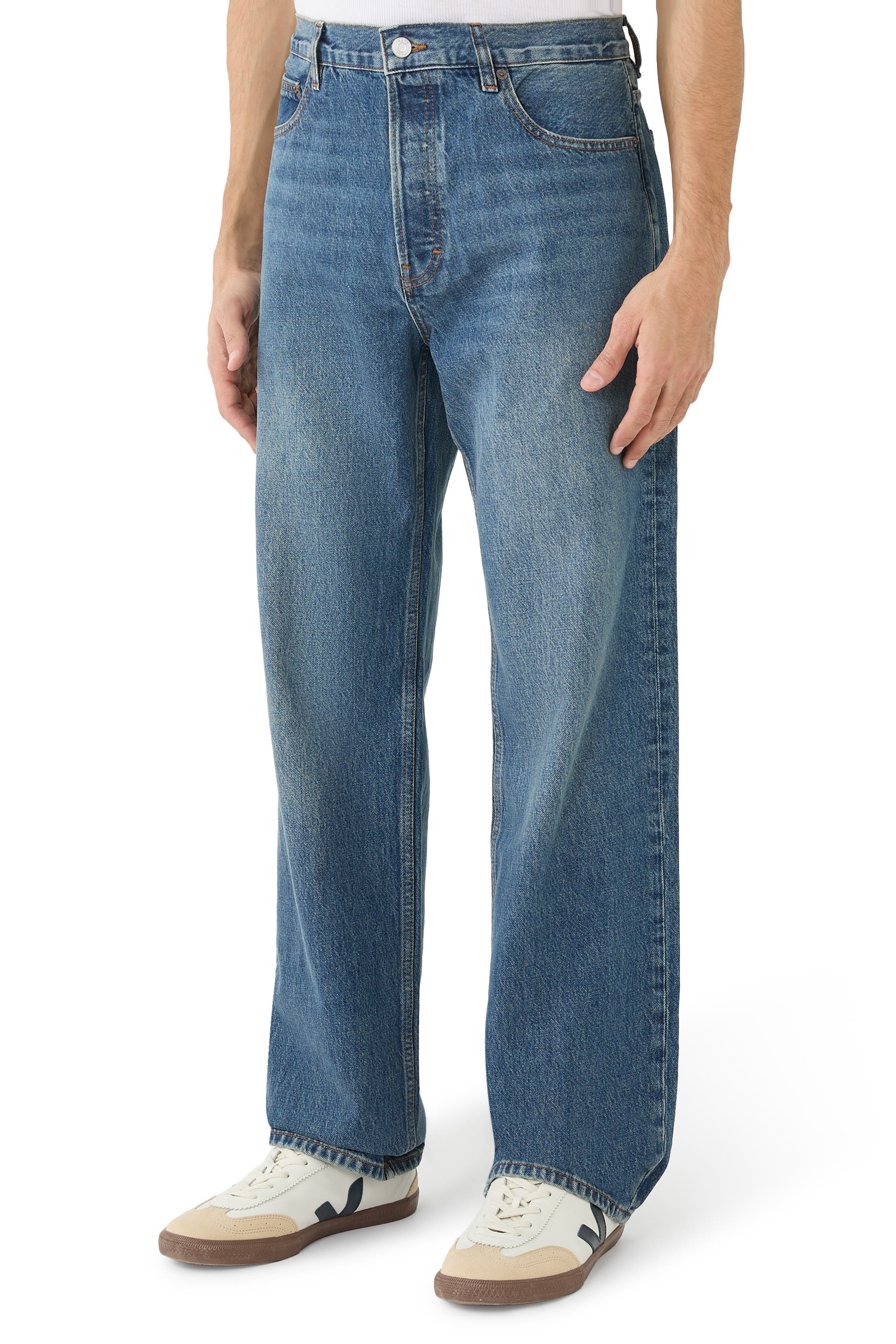 بنطال جينز بقصة مريحة