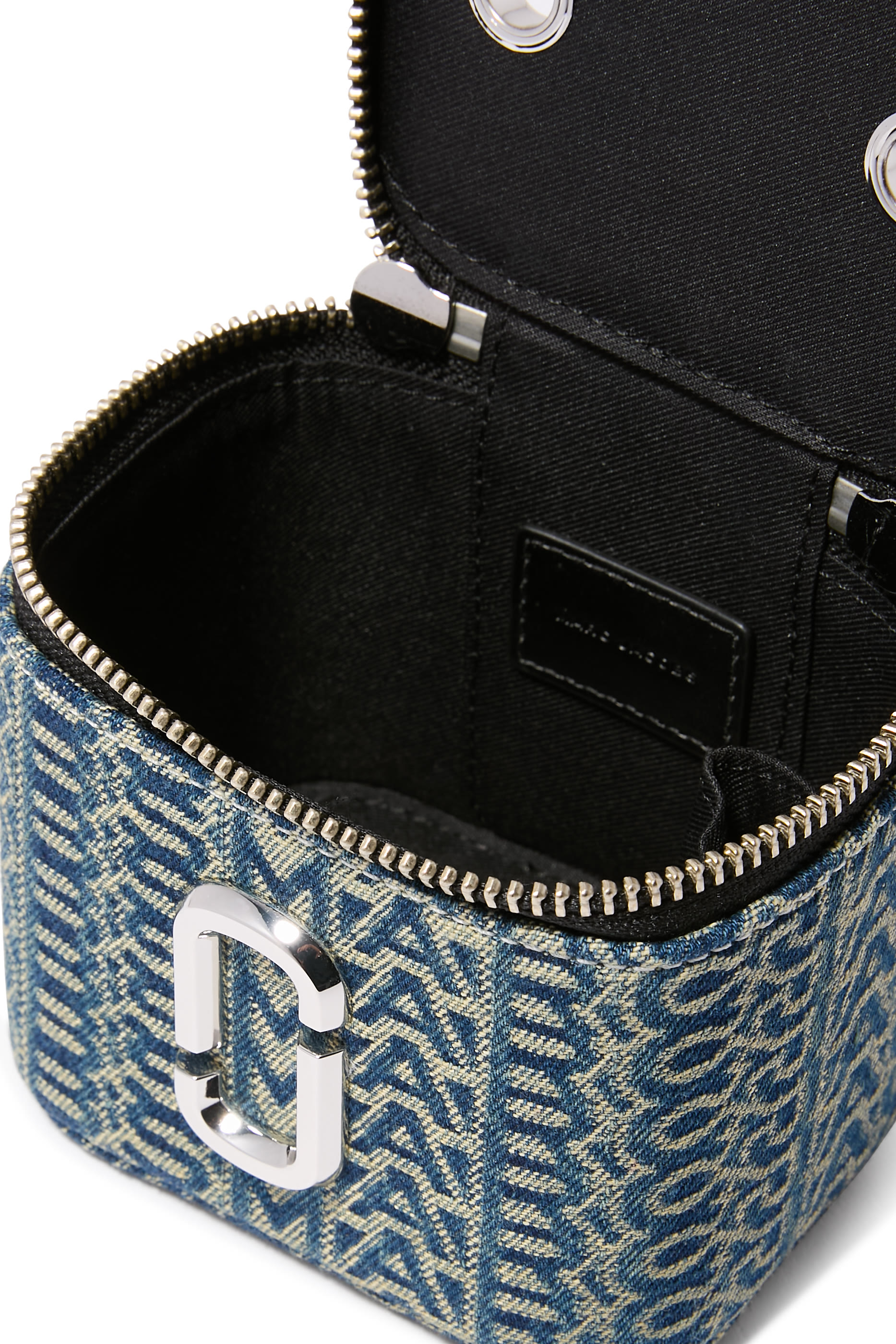 حقيبة مستحضرات تجميل صغيرة