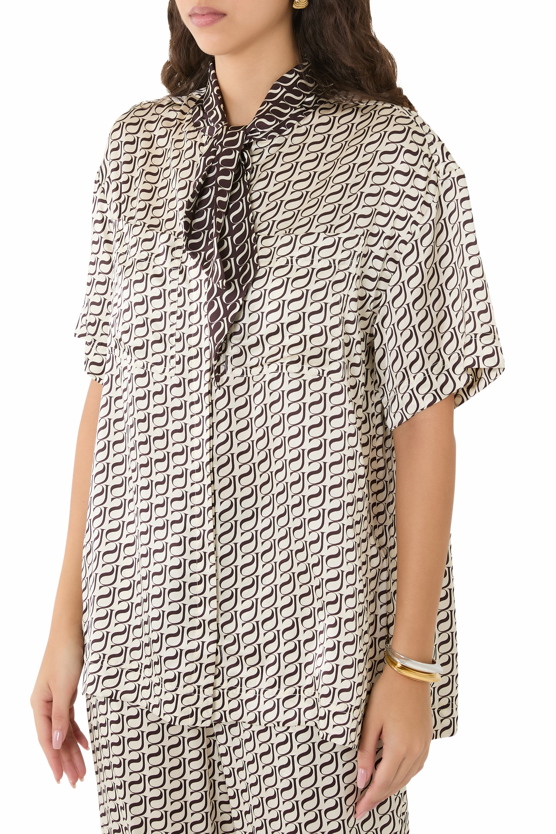 قميص بجزء بلون مغاير ونقشات حروف شعار الماركة حرير