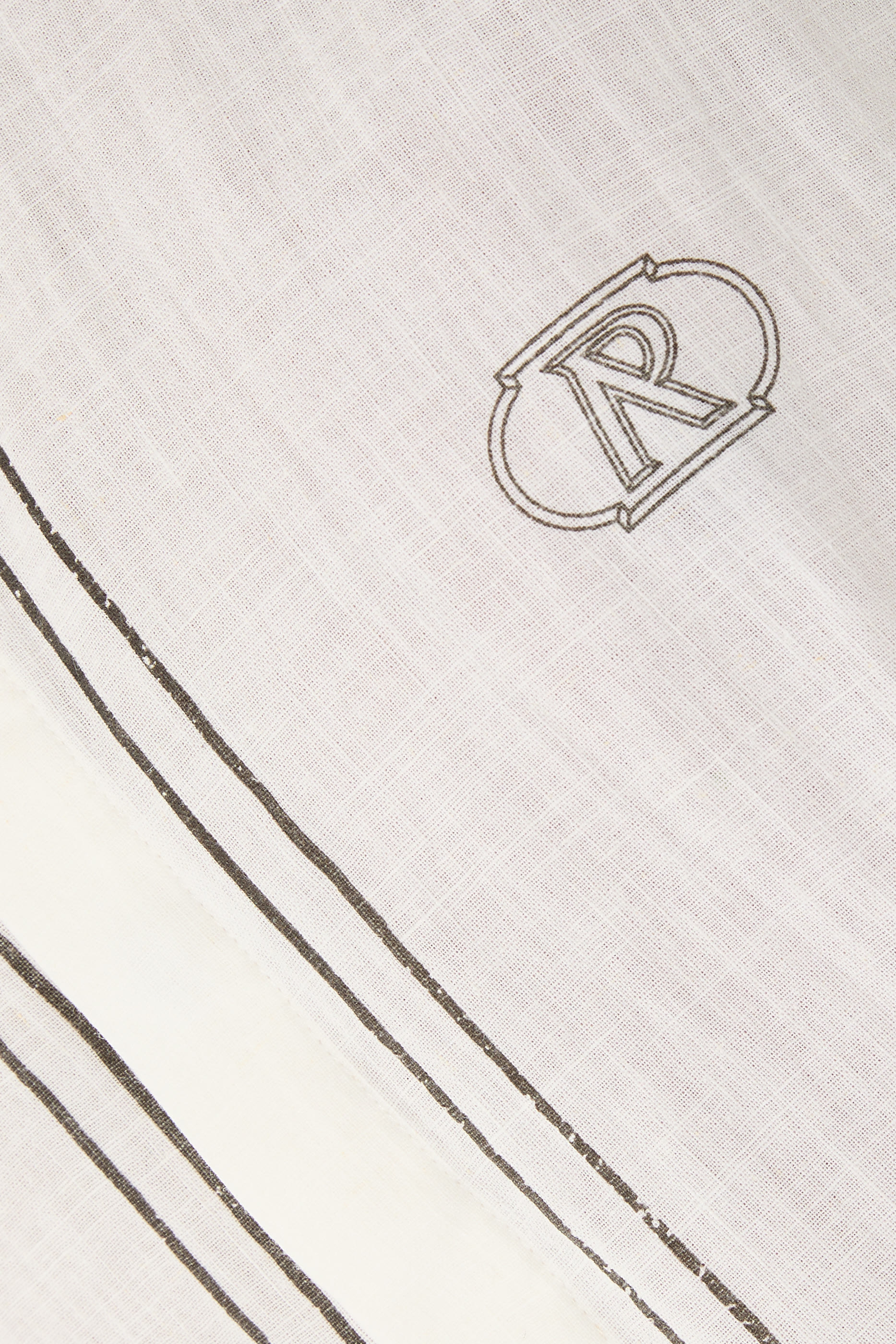 قميص بشعار الماركة وحواف بلون مغاير