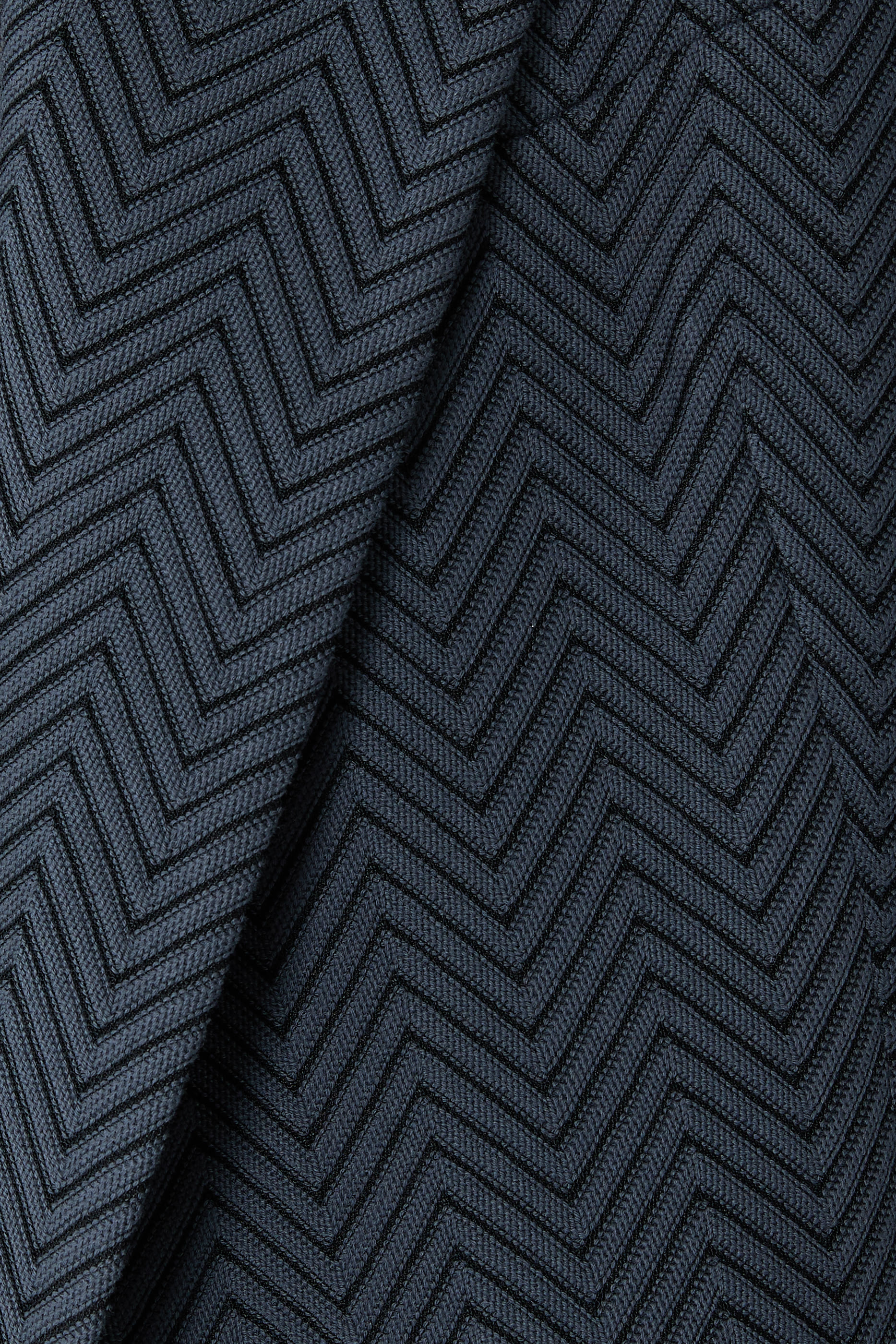 بليزر بصف أزرار ونقشة خطوط متعرجة