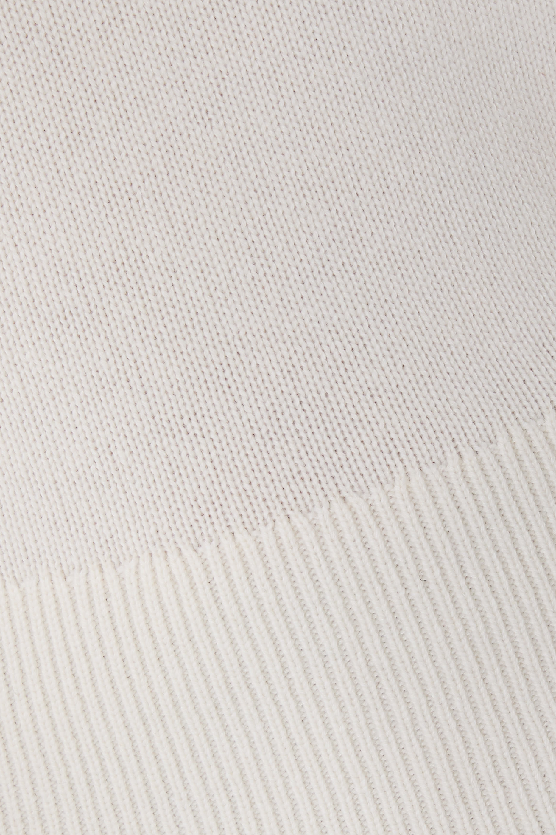 كنزة سكلبتد بياقة ضيقة