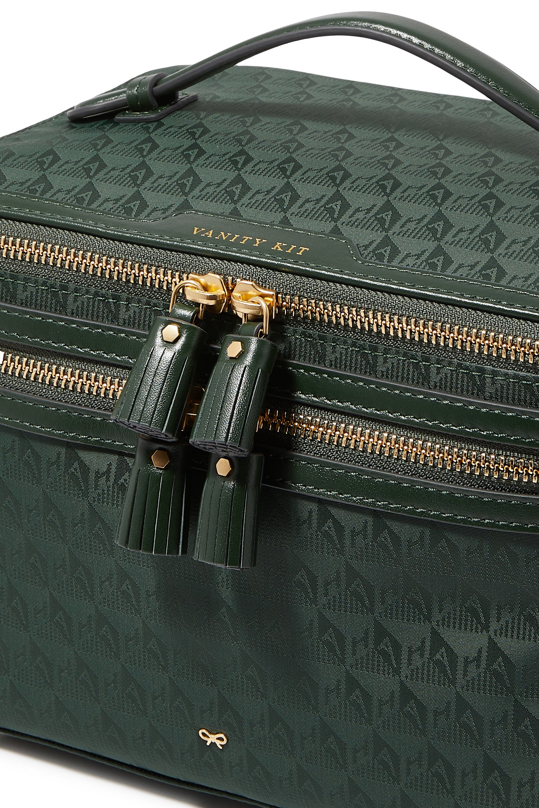 حقيبة بشعار الماركة لمجموعة مستحضرات التجميل