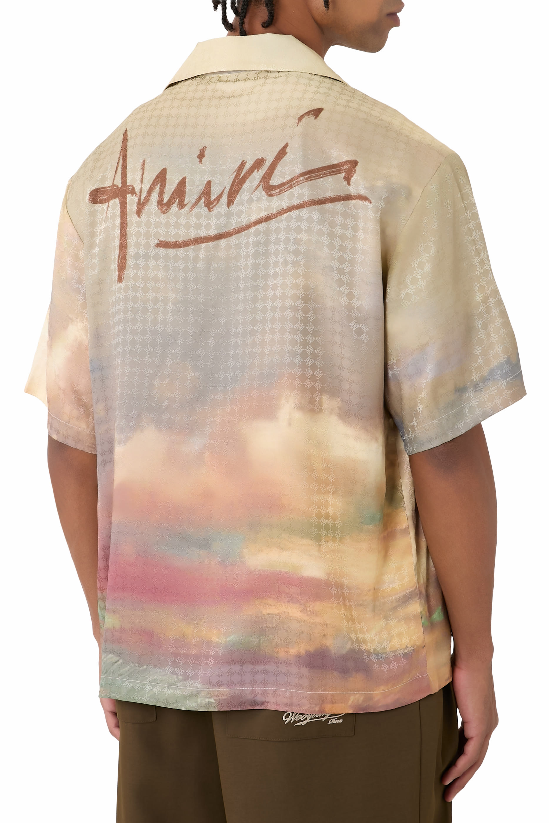 قميص بياقة مطوية ونقشة أحصنة