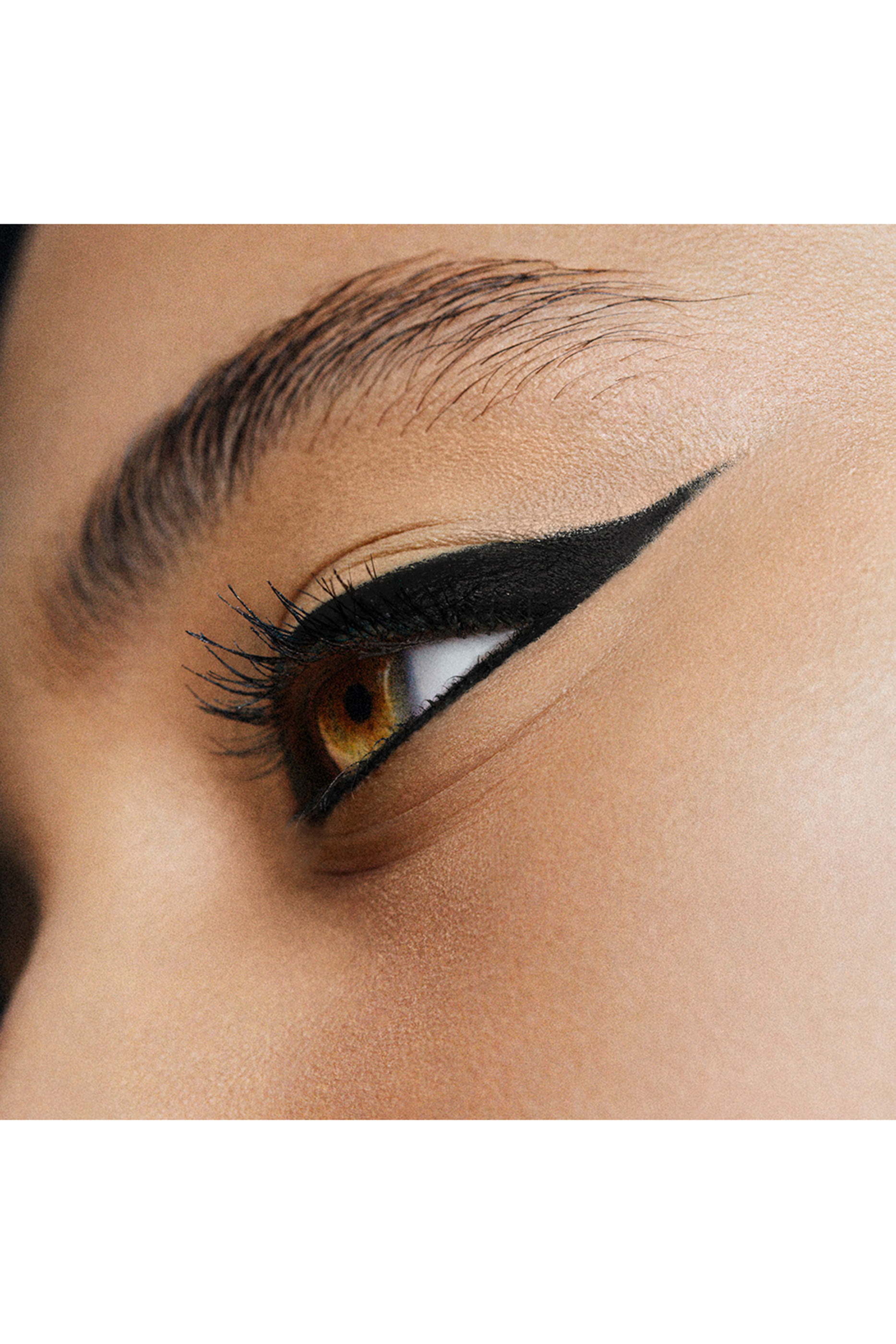 قلم تحديد العيون أكوا ريزيست كولور