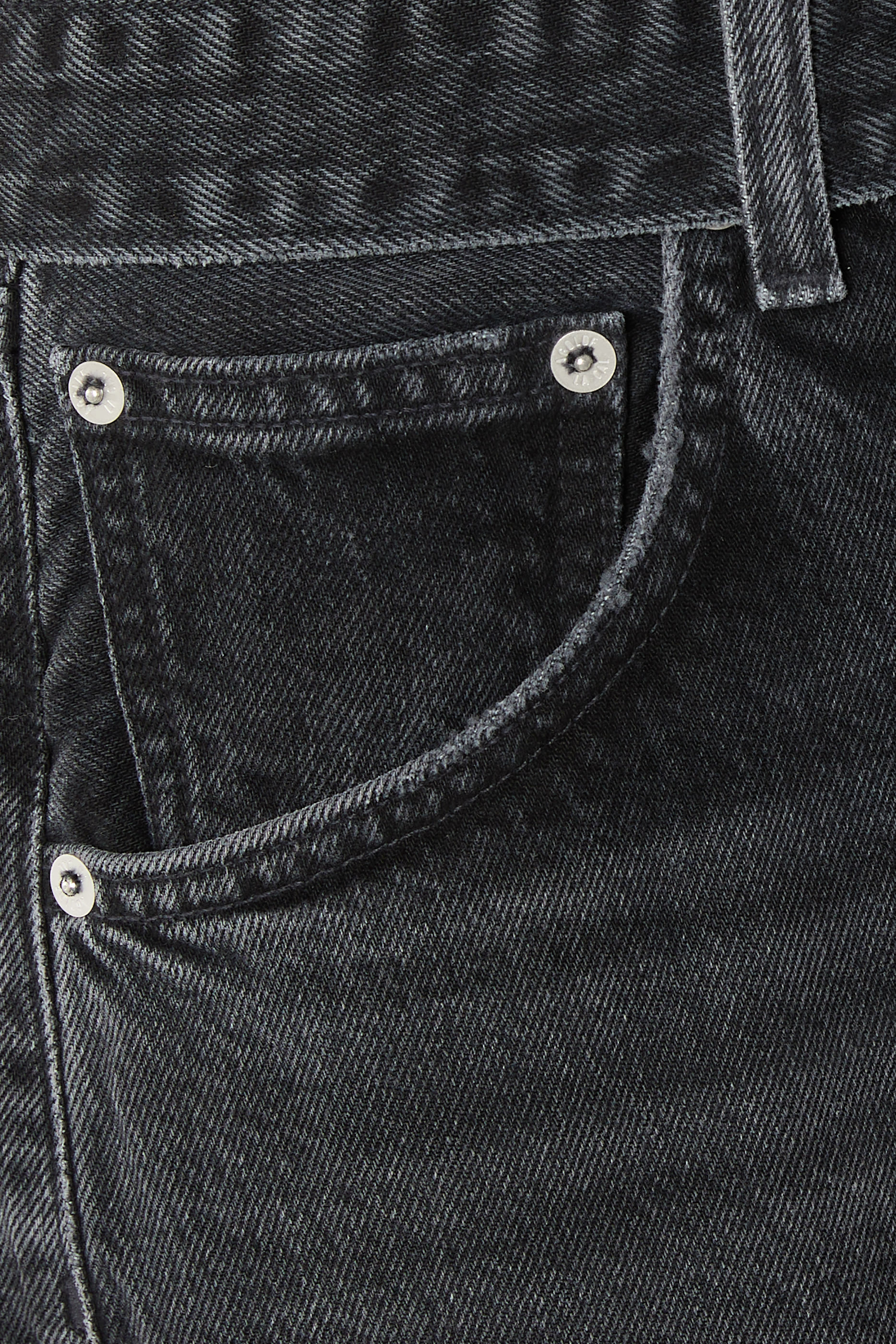 بنطال جينز بقصة ضيقة من الأسفل وأساور