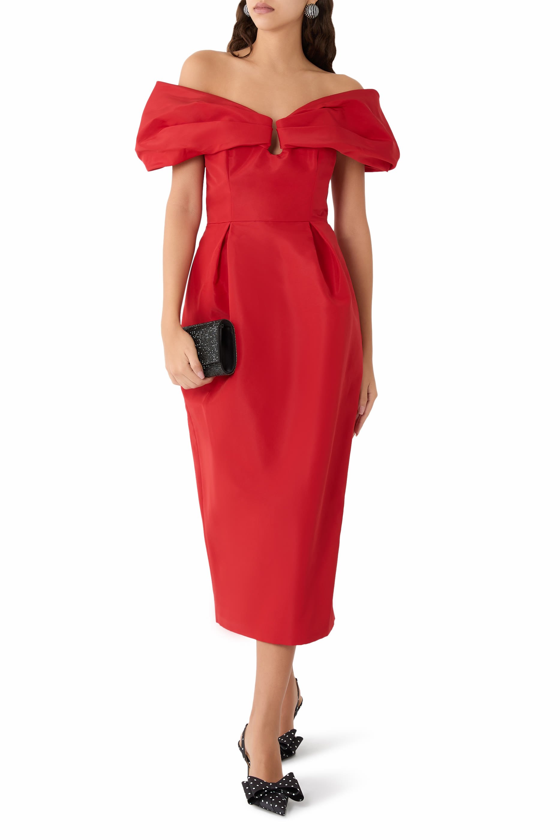 فستان بقصة مستقيمة وأكتاف مكشوفة