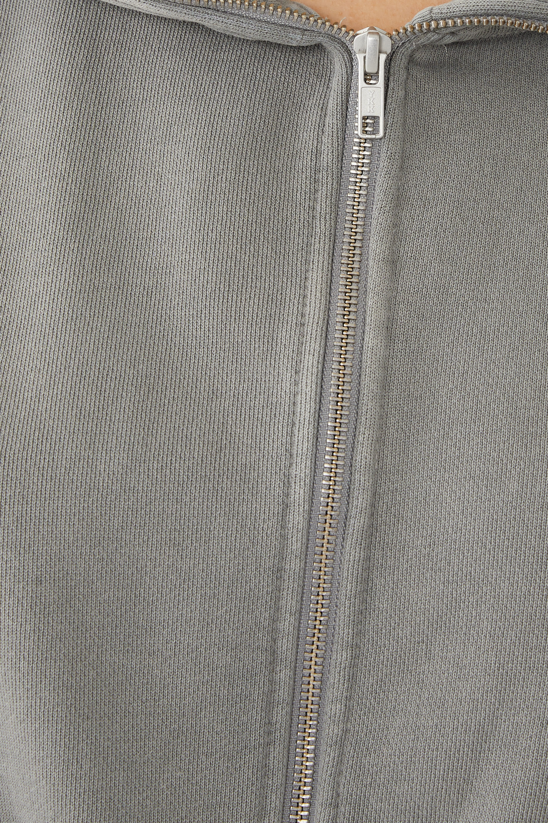 سويت شيرت قصير بسحاب