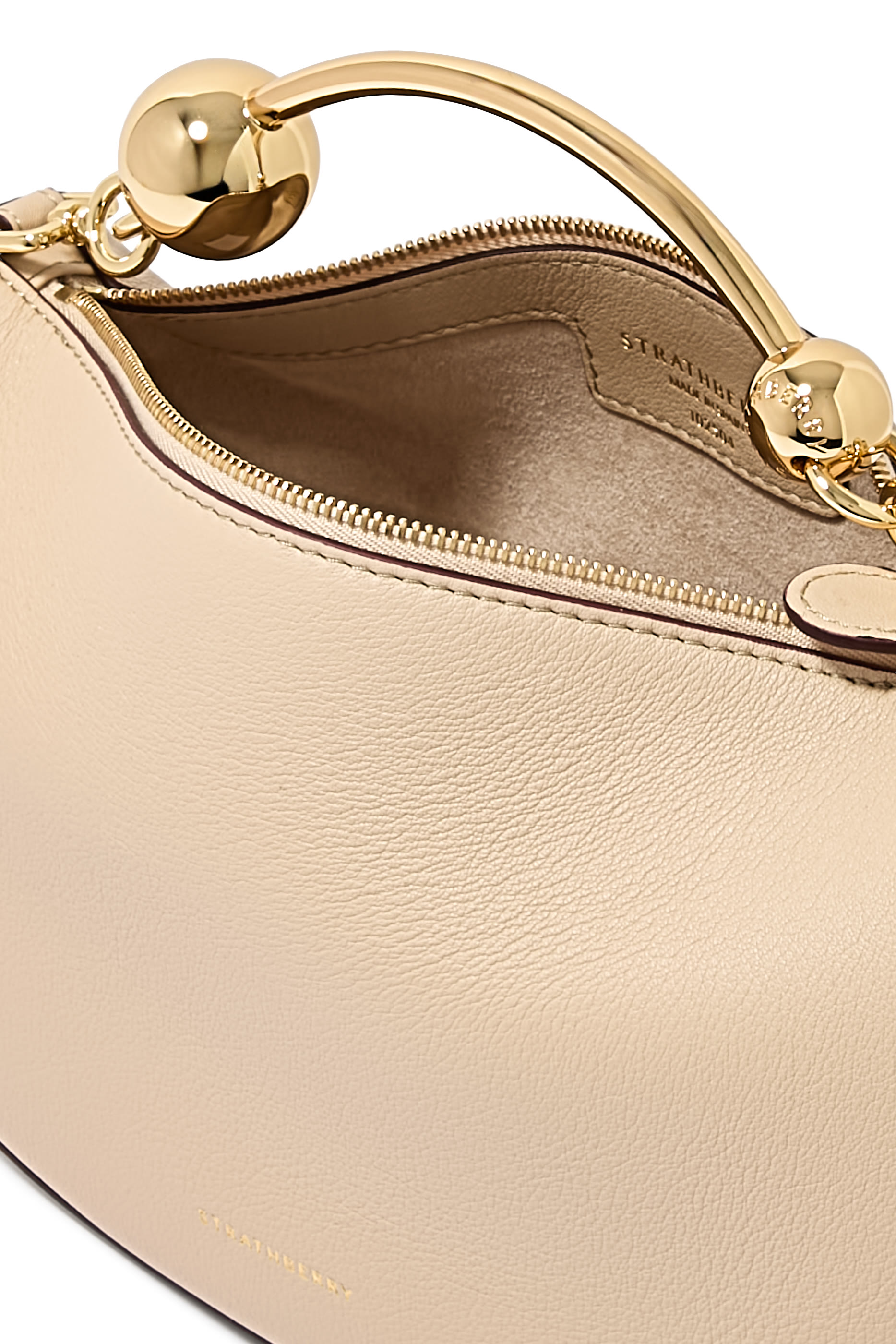 حقيبة بتصميم هلال 