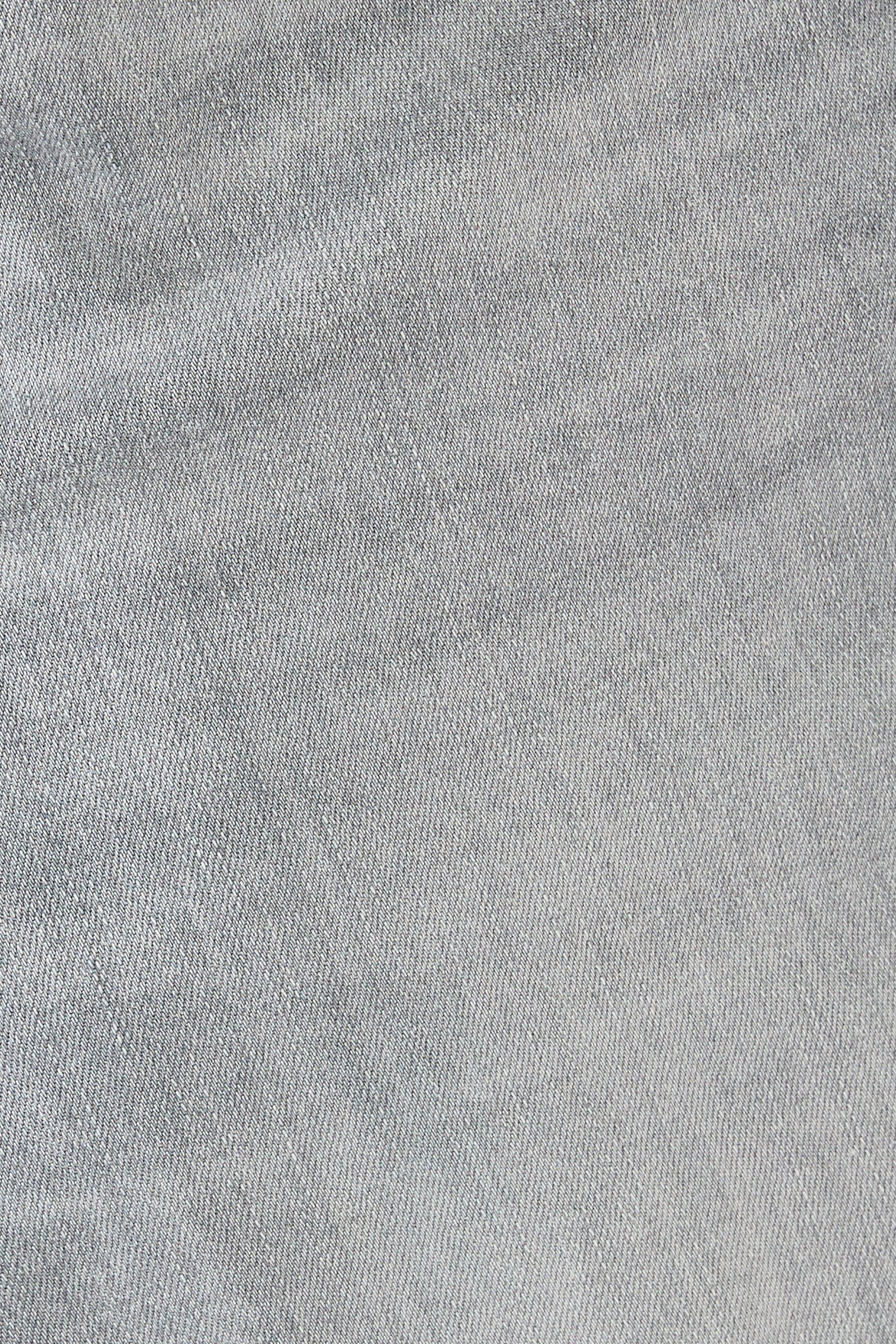 بنطال جينز بقصة ضيقة