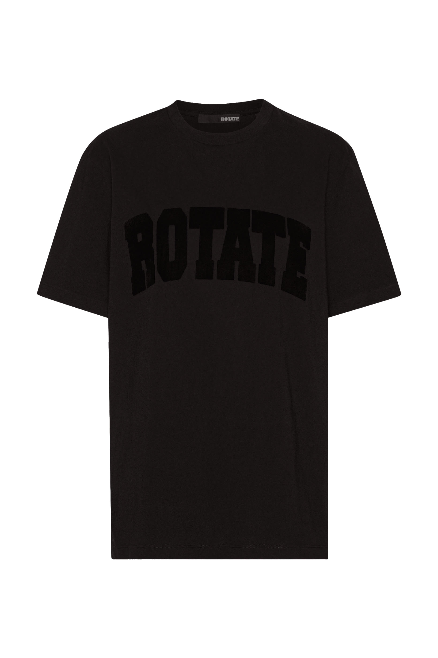 تيشيرت بشعار الماركة وقصة فضفاضة