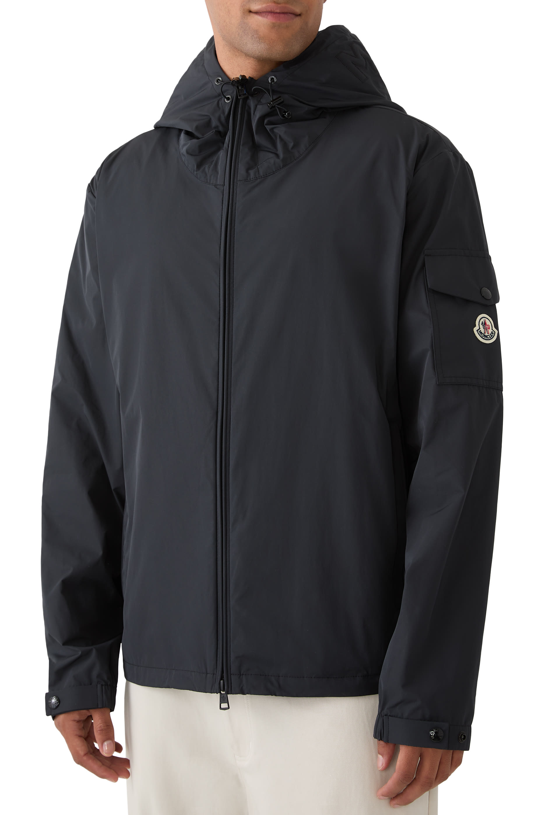 جاكيت بغطاء رأس وتفاصيل شعار الماركة