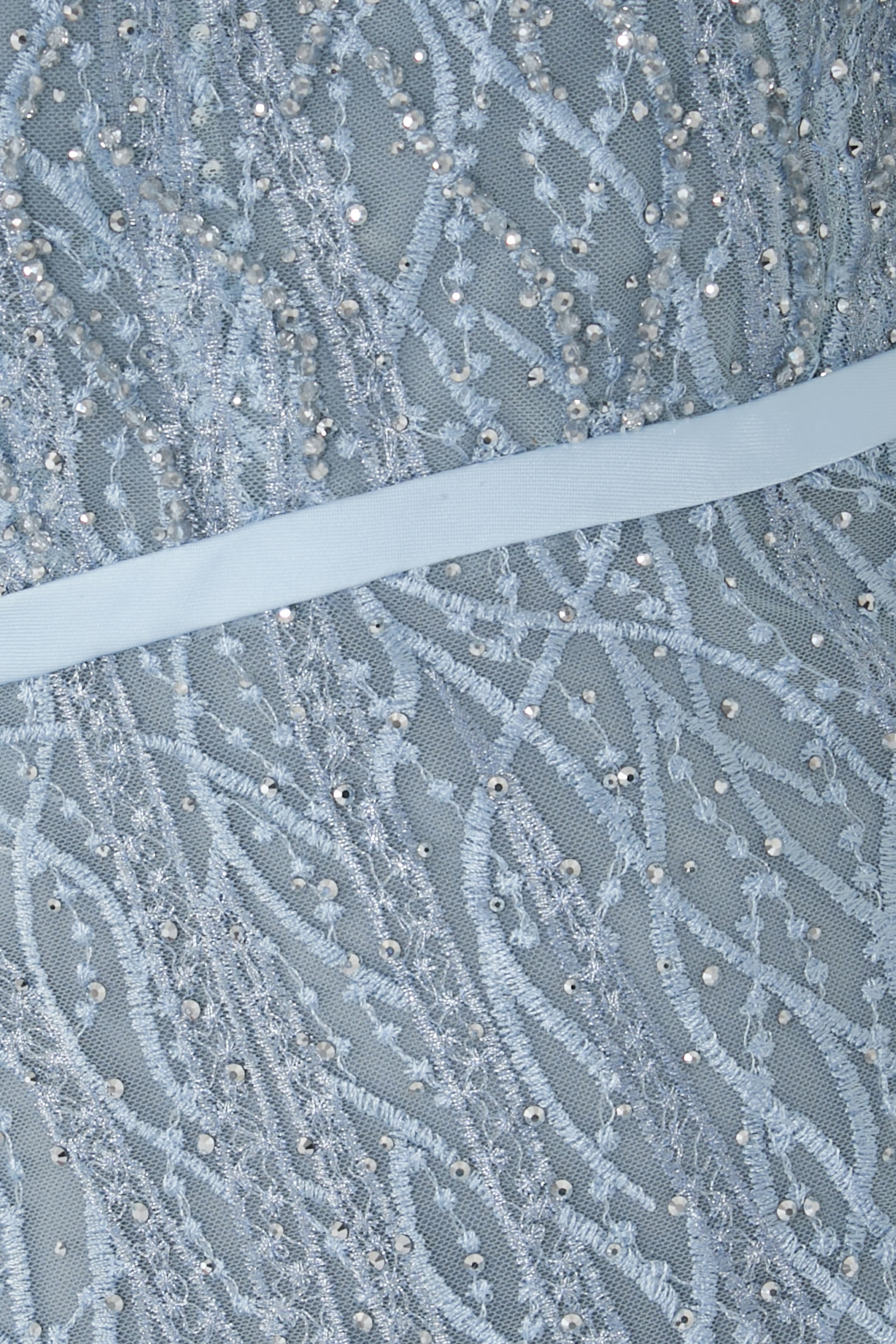 فستان بياقة قارب مع أكمام منفوخة وتطريزات