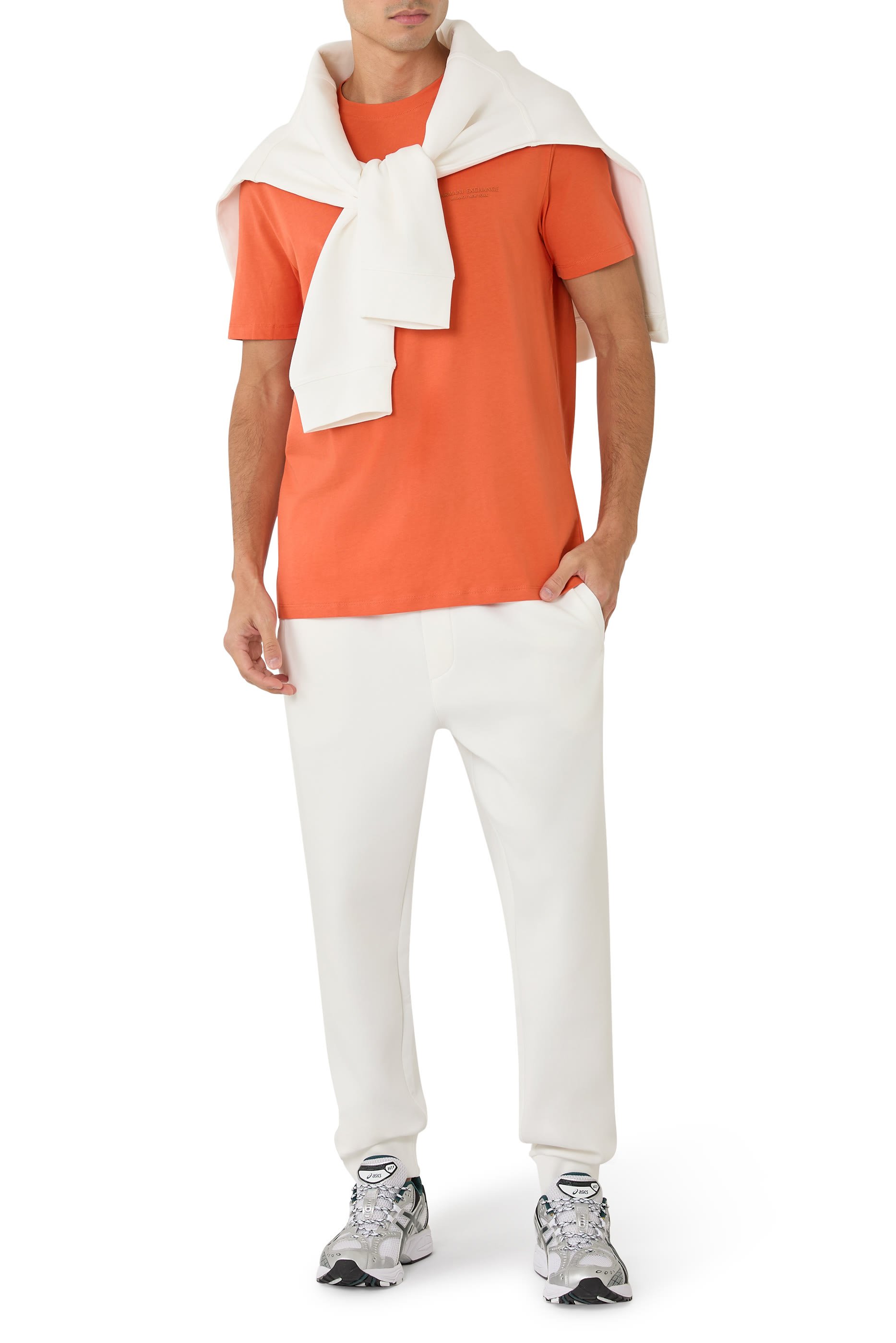 تيشيرت بقصة عادية وشعار الماركة