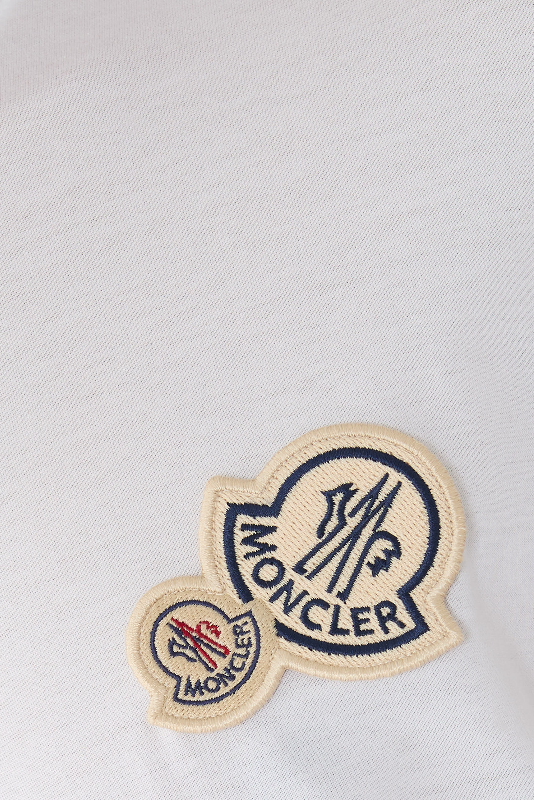 تيشيرت بأكمام قصيرة