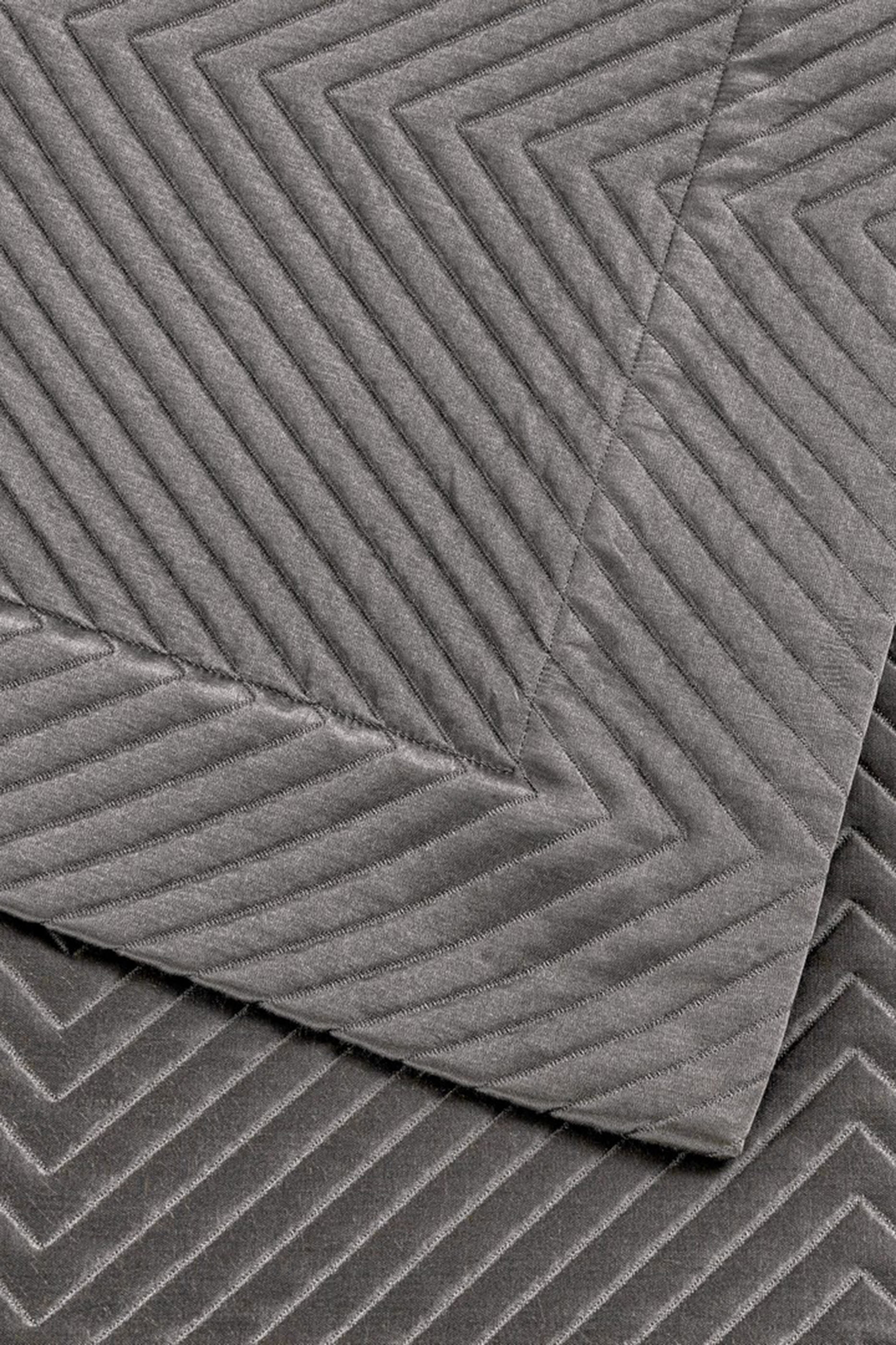 مفرش سرير لاكجري بنقشة هيرنغ بون