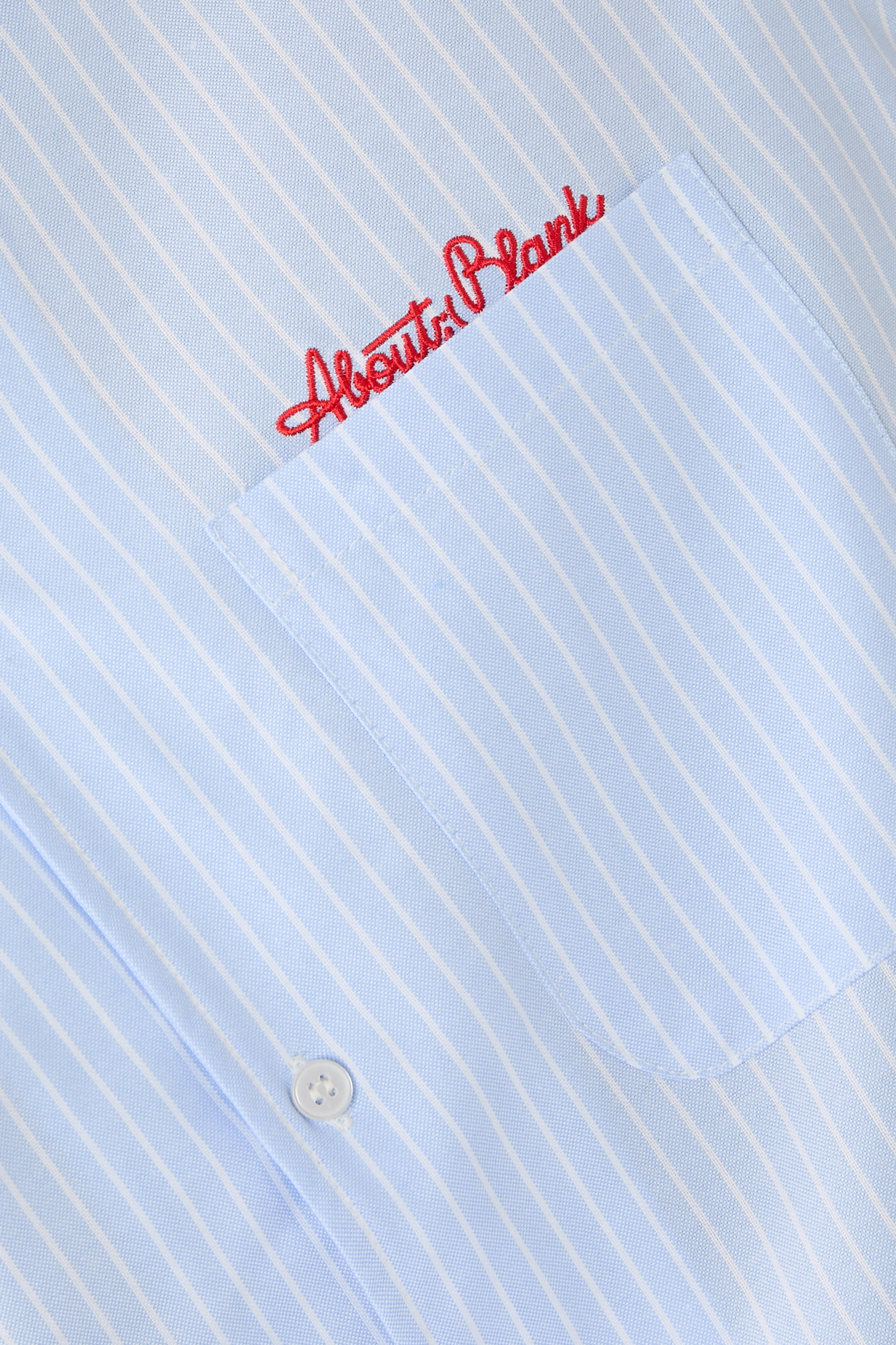 قميص بأكمام قصيرة مزين بشعار الماركة