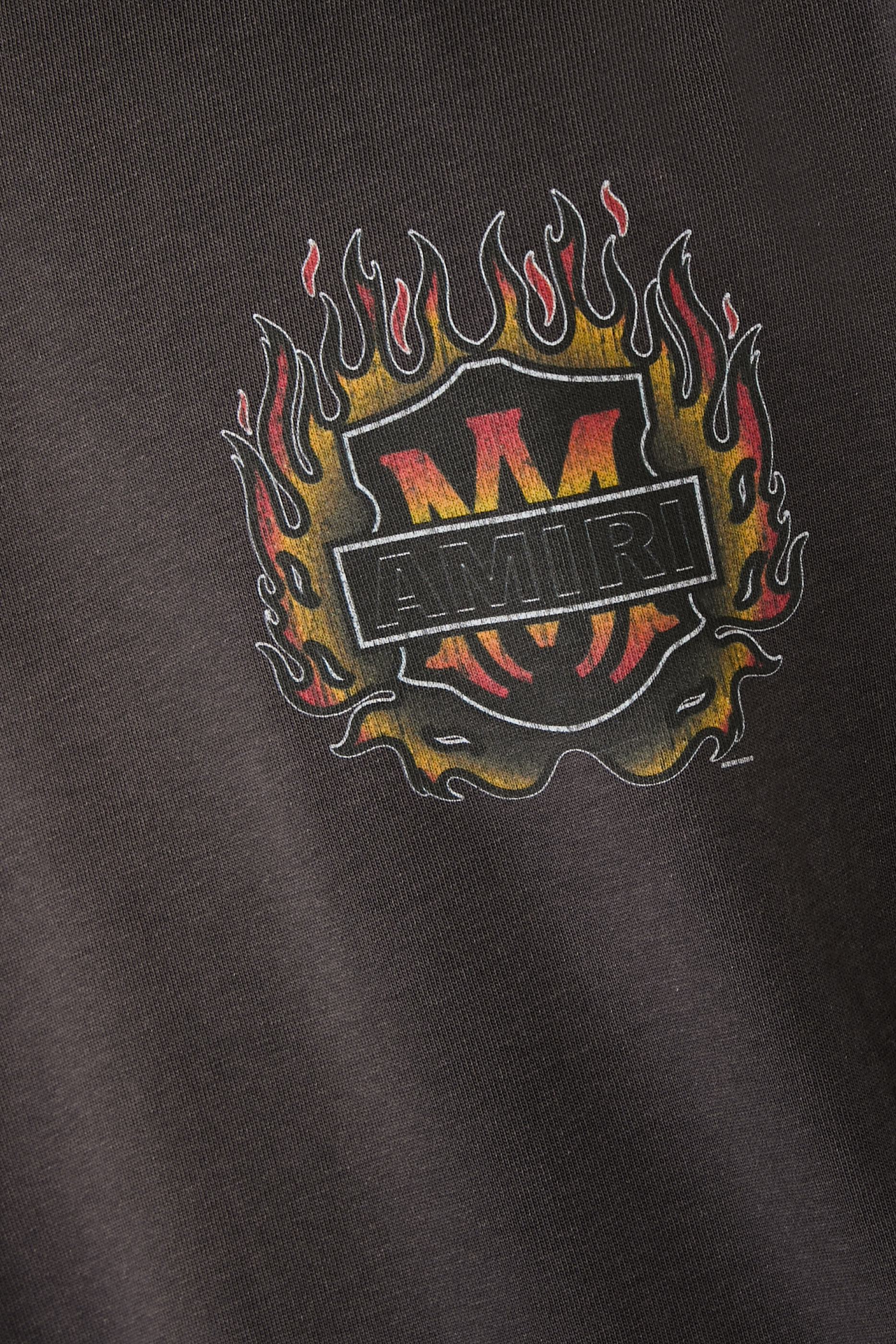 تيشيرت بقصة فضفاضة وطبعة لهب وشعار الماركة