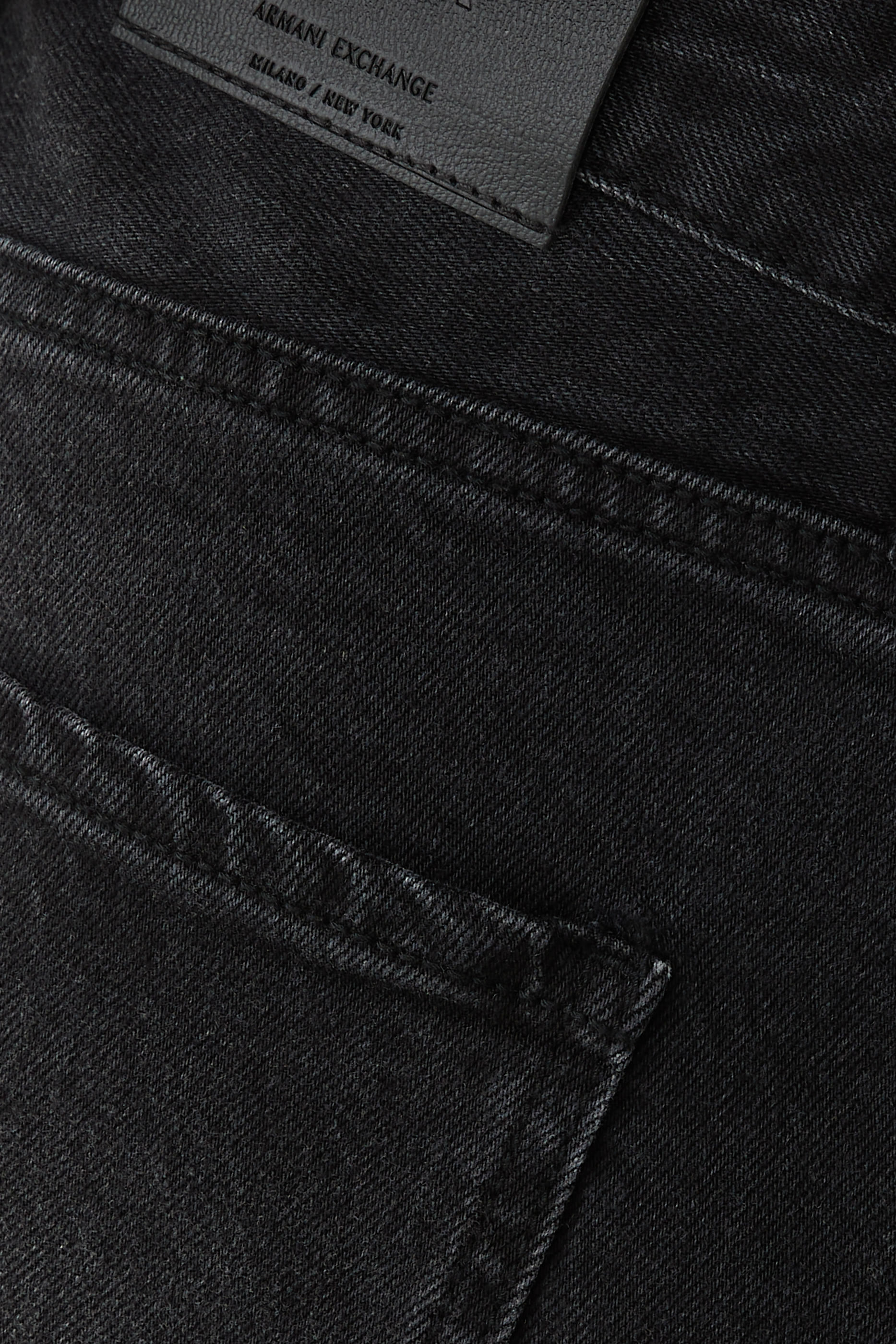 بنطال جينز بقصة ضيقة بشعار الماركة دينم 