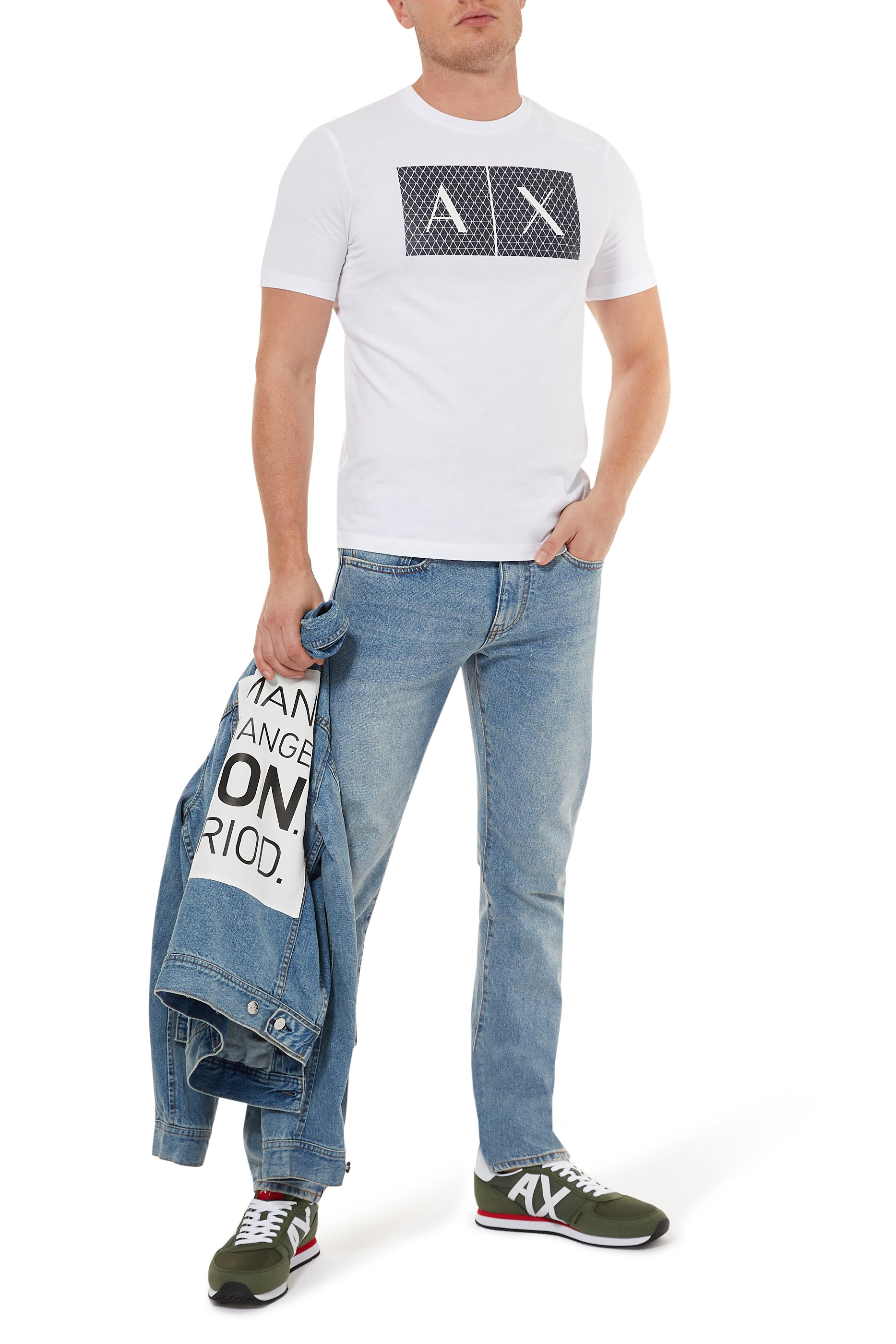 تيشيرت بطبعة شعار الماركة بنقشة مثلثات