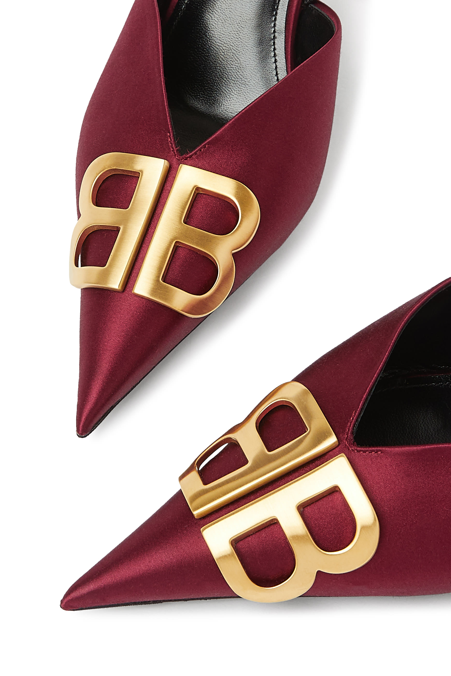 حذاء كلاسيك 80 بمقدمة مدببة وسير خلفي وحلية بشعار حرفي الماركة