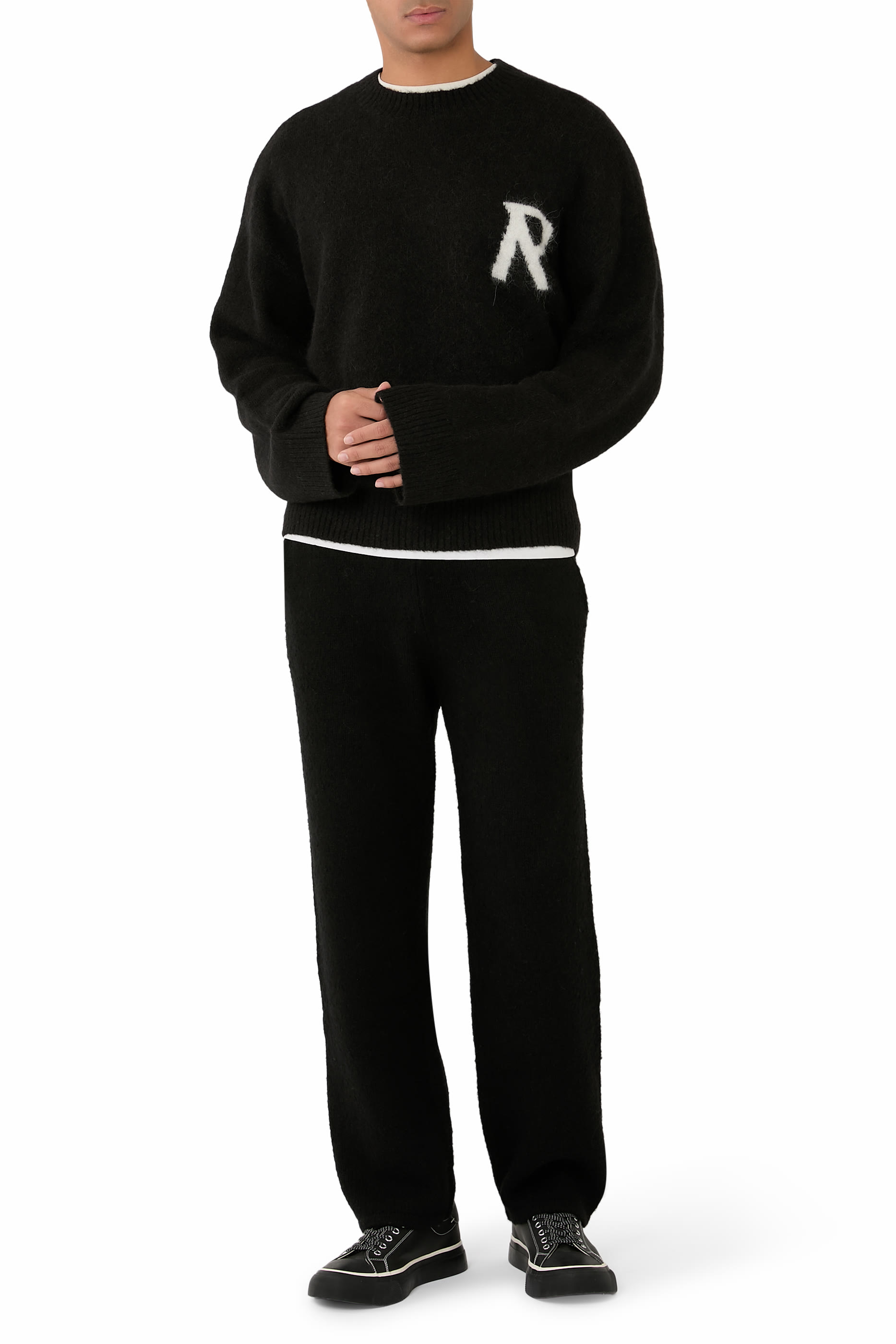 كنزة منسوجة بشعار الماركة