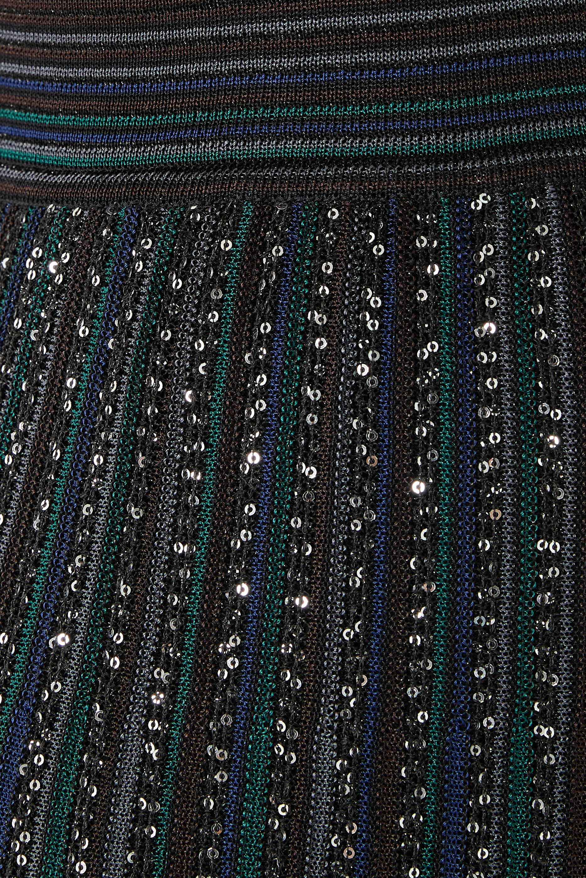 تنورة مخططة متوسطة الطول