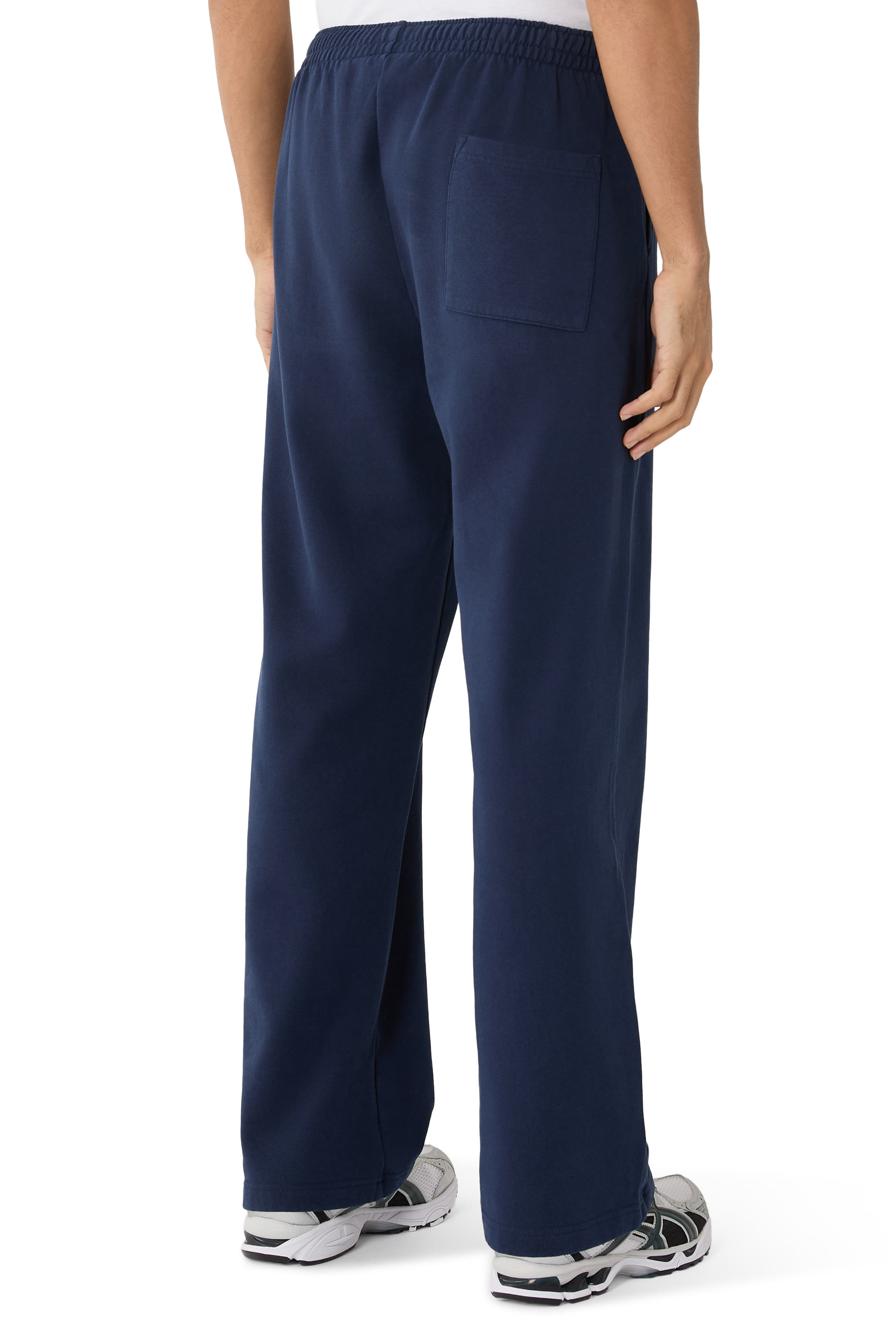 بنطال رياضي بشعار الماركة بخط سيريف