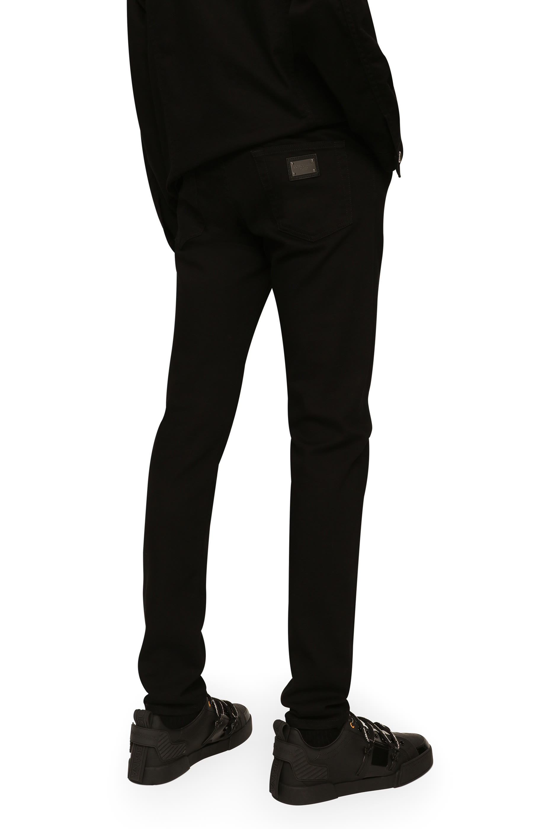 بنطال جينز بقصة ضيقة