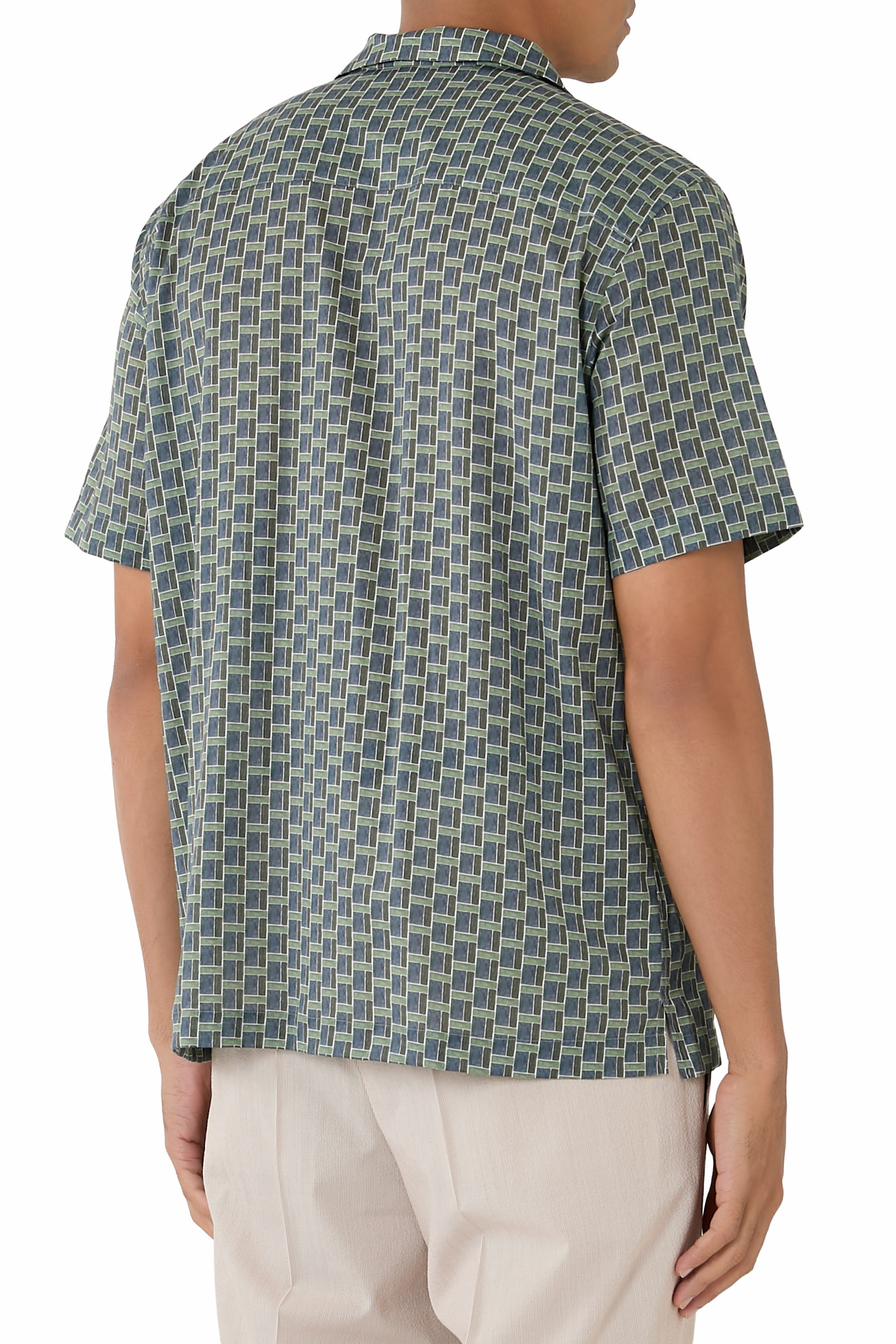 قميص ريزورت بقصة مريحة ونقشة هندسية